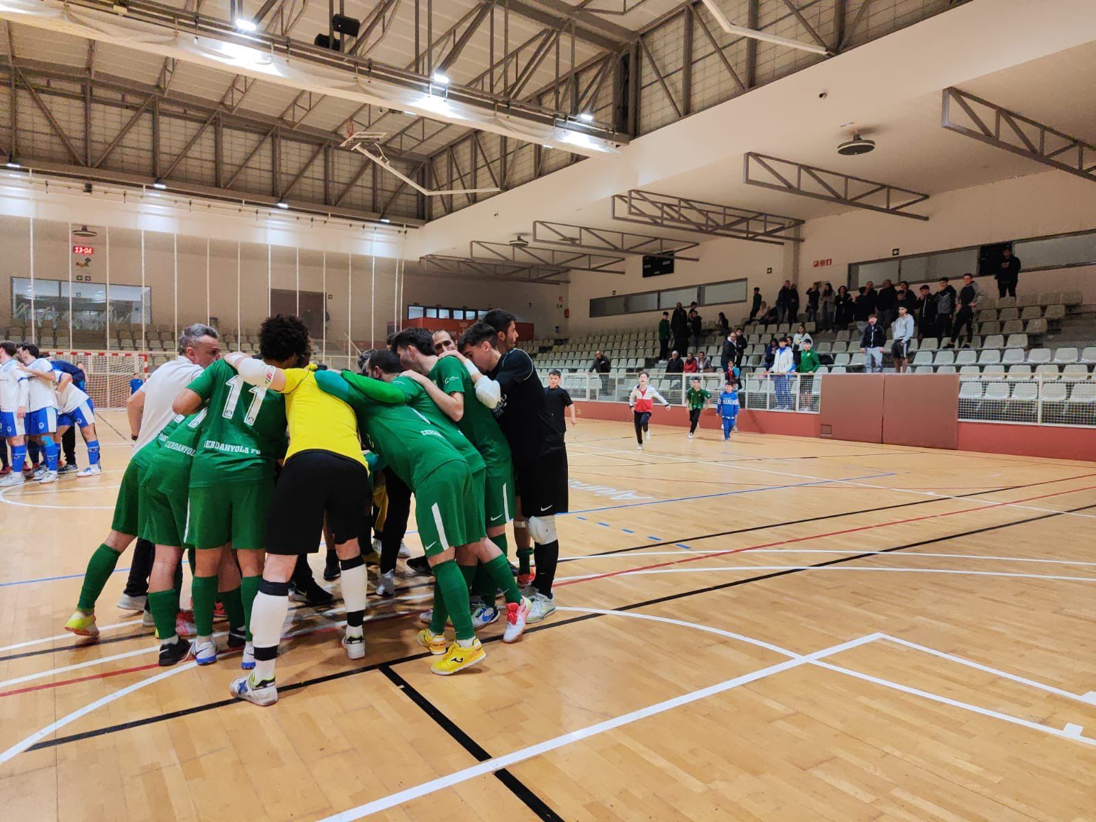 El Cerdanyola FC celebra la classificació pels vuitens de final de la Copa Catalunya. FOTO: Cerdanyola FC