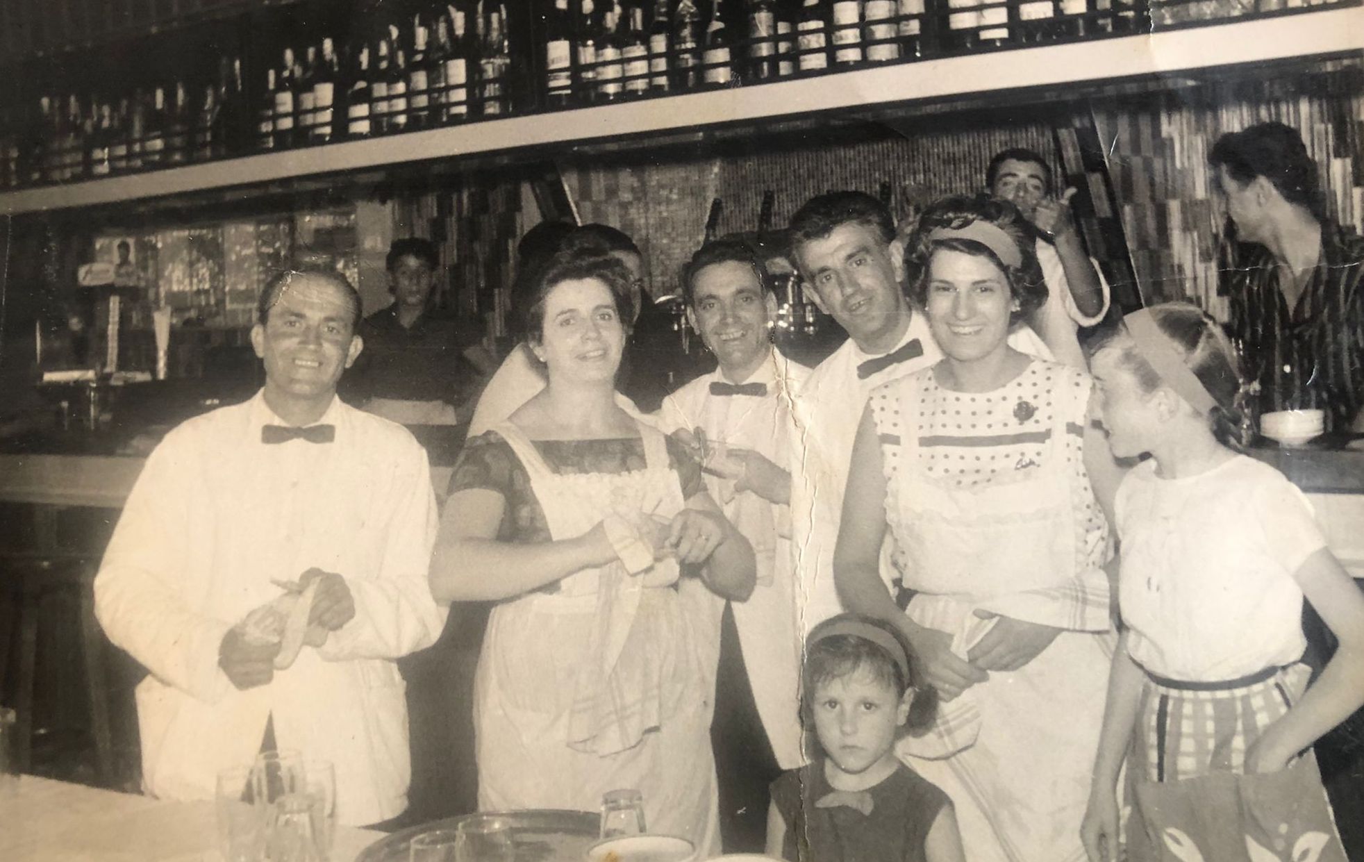 Membres de la família Grau-Riera amb treballadors del Bar Salla. FOTO: Cedida