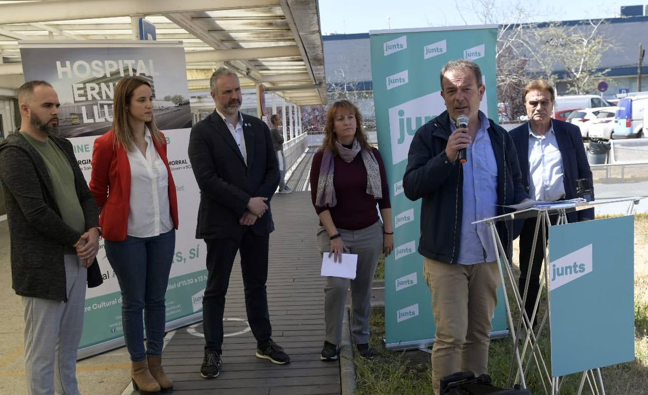 El candidat de Junts per Cerdanyola, Joan Sánchez Braut, intervé en l'acte sobre l'Hospital Ernest Lluch. FOTO: Junts