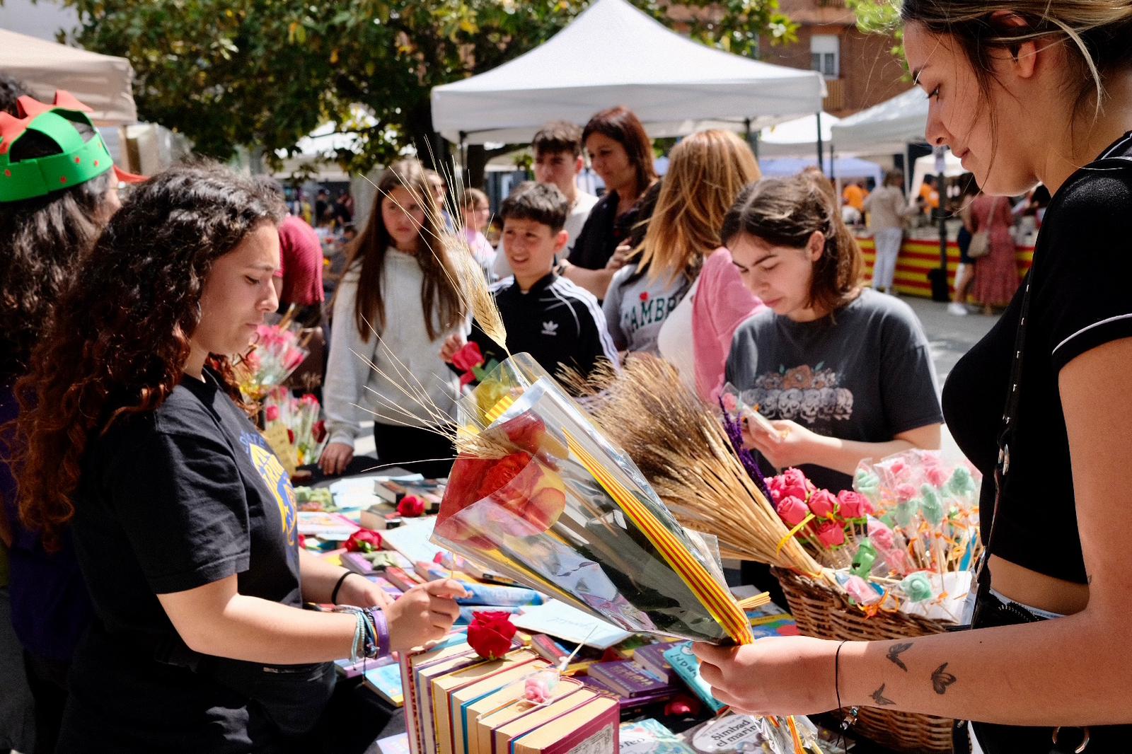 La diada de Sant Jordi ha omplert de gom a gom les places i carrers de Cerdanyola. FOTO: Ale Gómez