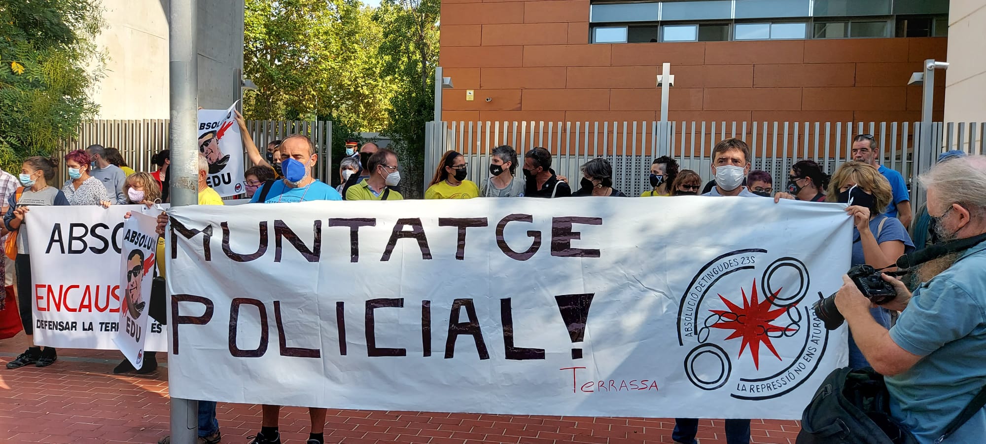 Concentració de suport en la declaració d'Edu Garzón, encausat, als Jutjats de Cerdanyola. FOTO: Redacció