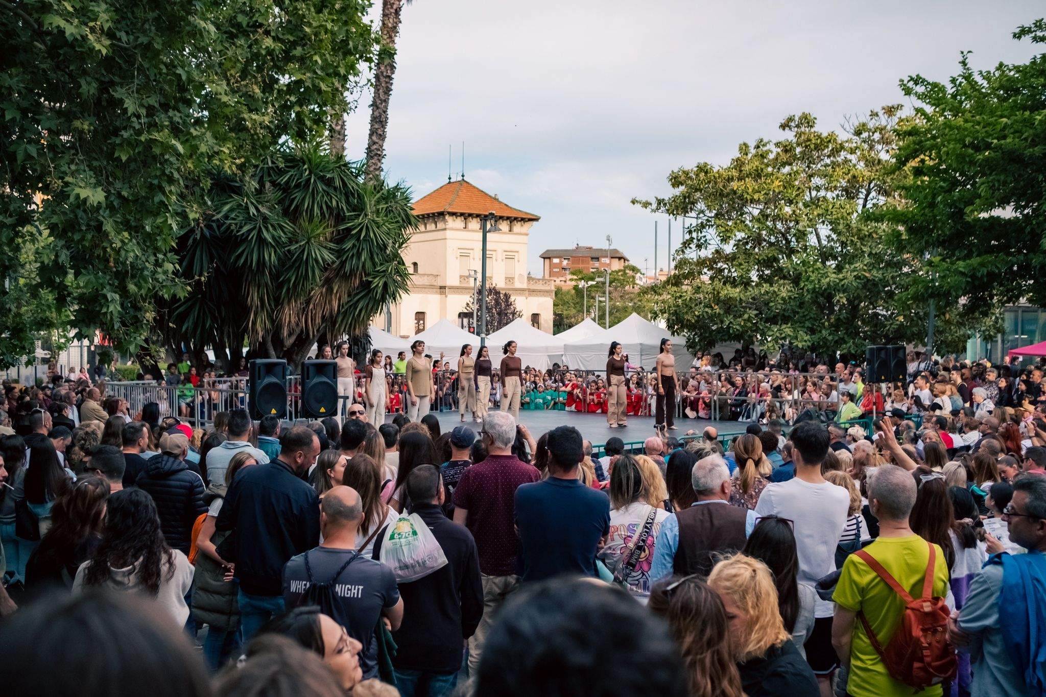 La plaça de l'Abat Oliba plena de gom a gom en el Dia Internacional de la Dansa. FOTO: Ale Gómez