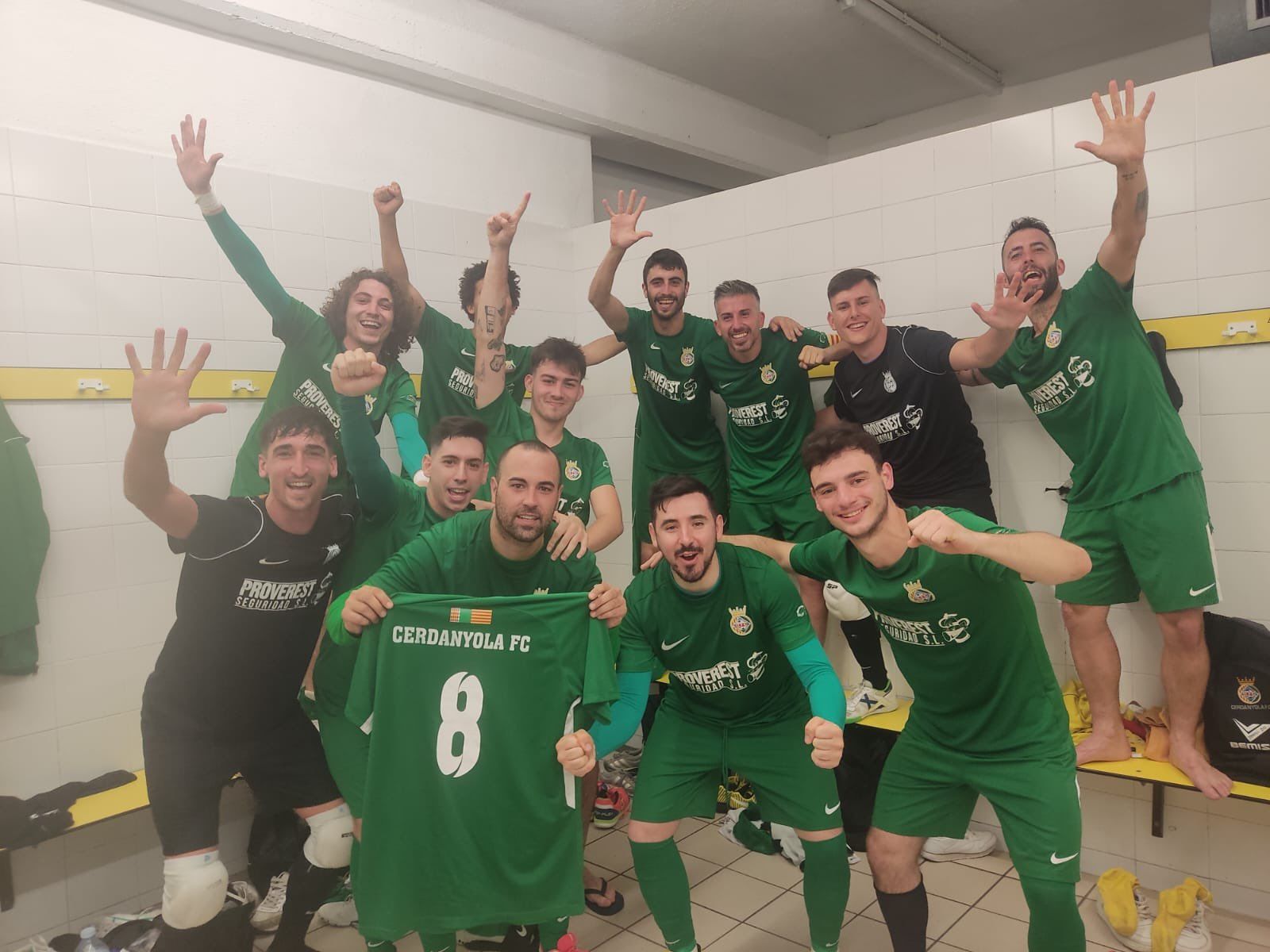 El Cerdanyola celebra la golejada davant l'Hospitalet. FOTO: Cerdanyola FC