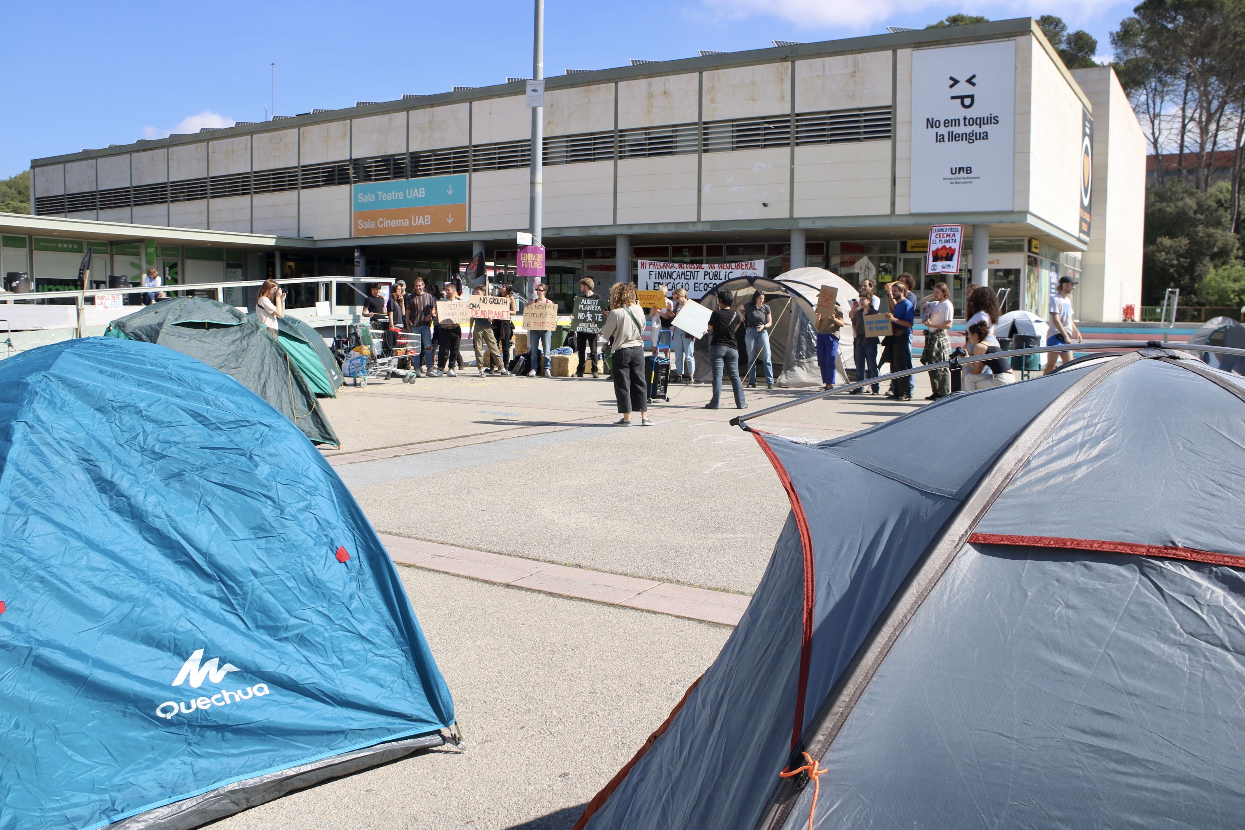 Membres del col·lectiu End Fossil acampen a la UAB. FOTO: Albert Segura (ACN)