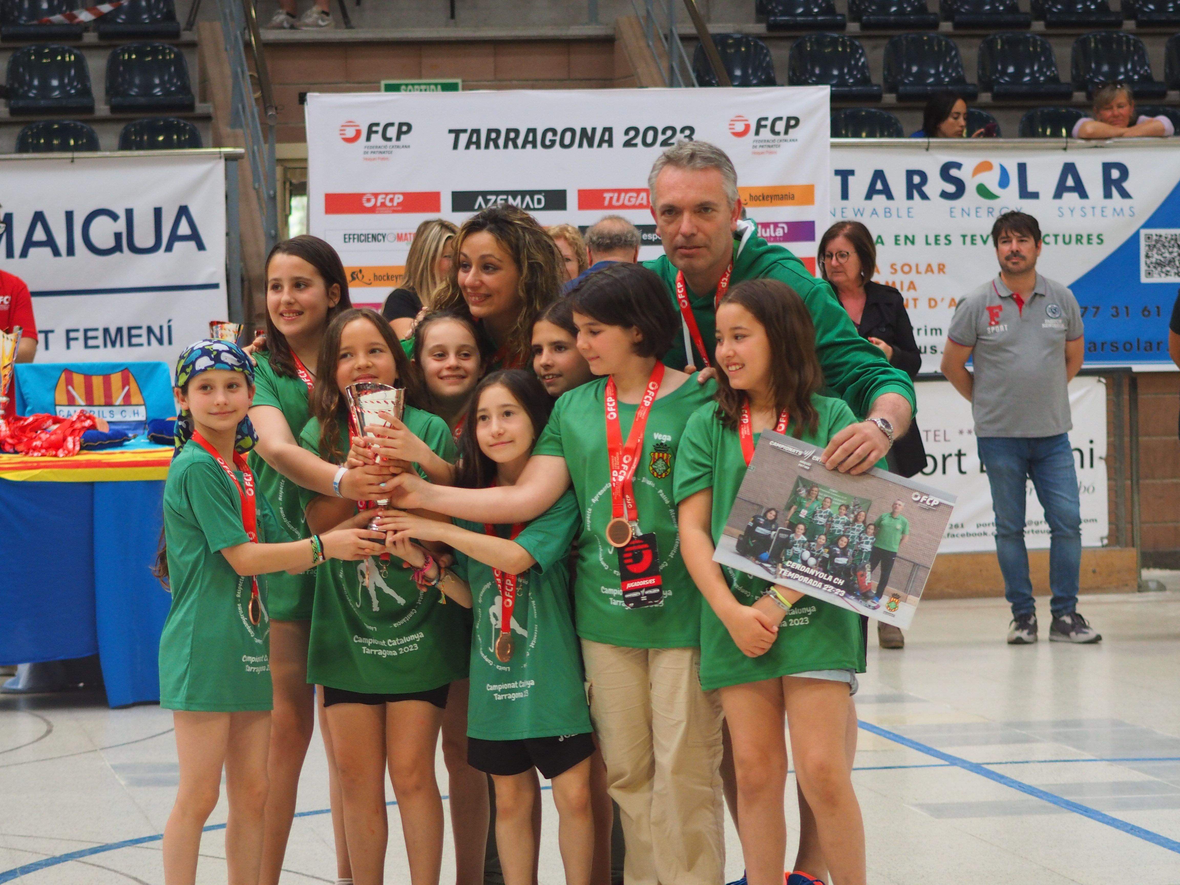 El Fem 11 del Cerdanyola Club d'Hoquei amb la copa de tercer classificat. FOTO: Mónica GM