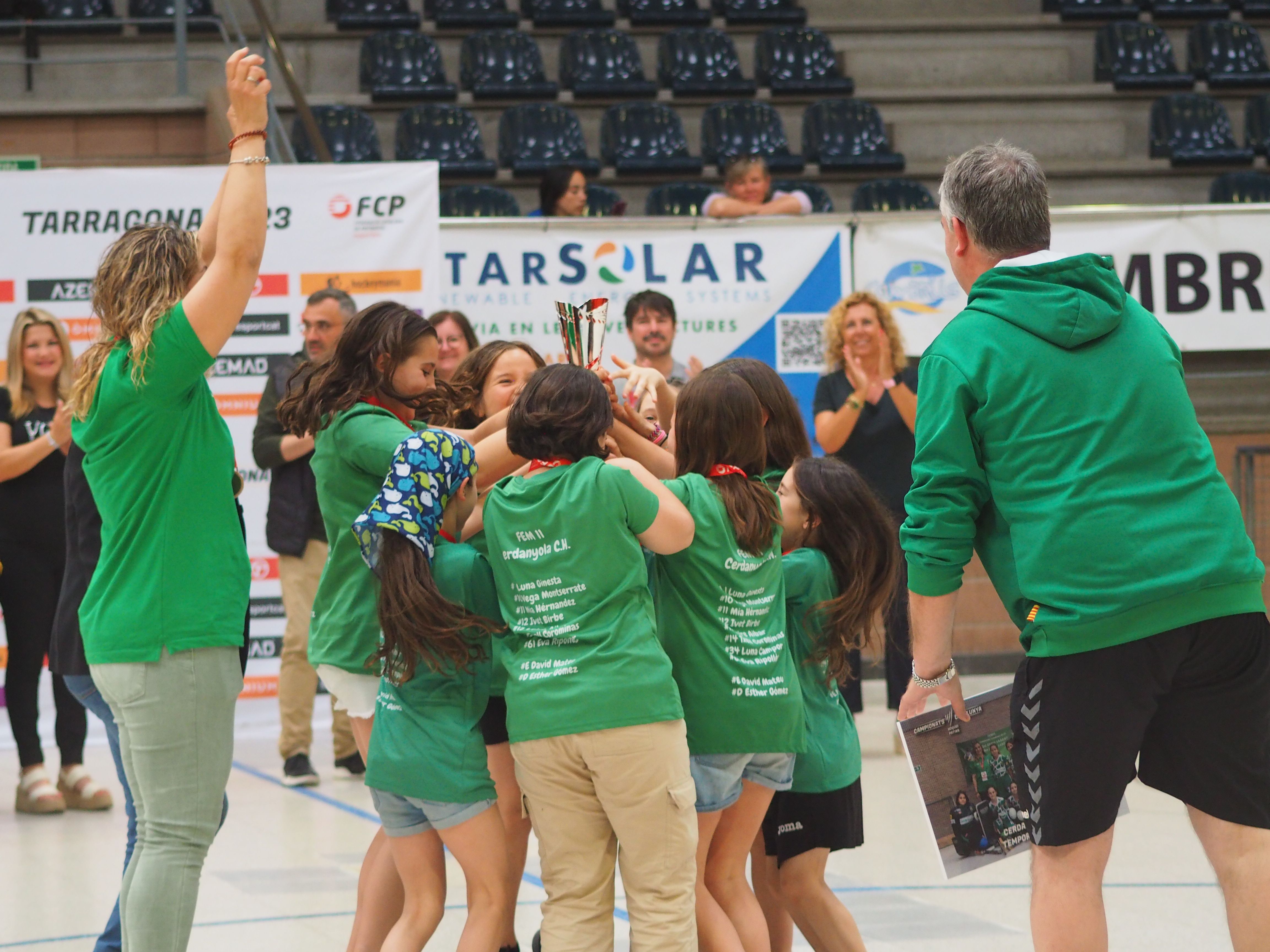 El Fem 11 del Cerdanyola Club d'Hoquei amb la copa de tercer classificat. FOTO: Mónica GM