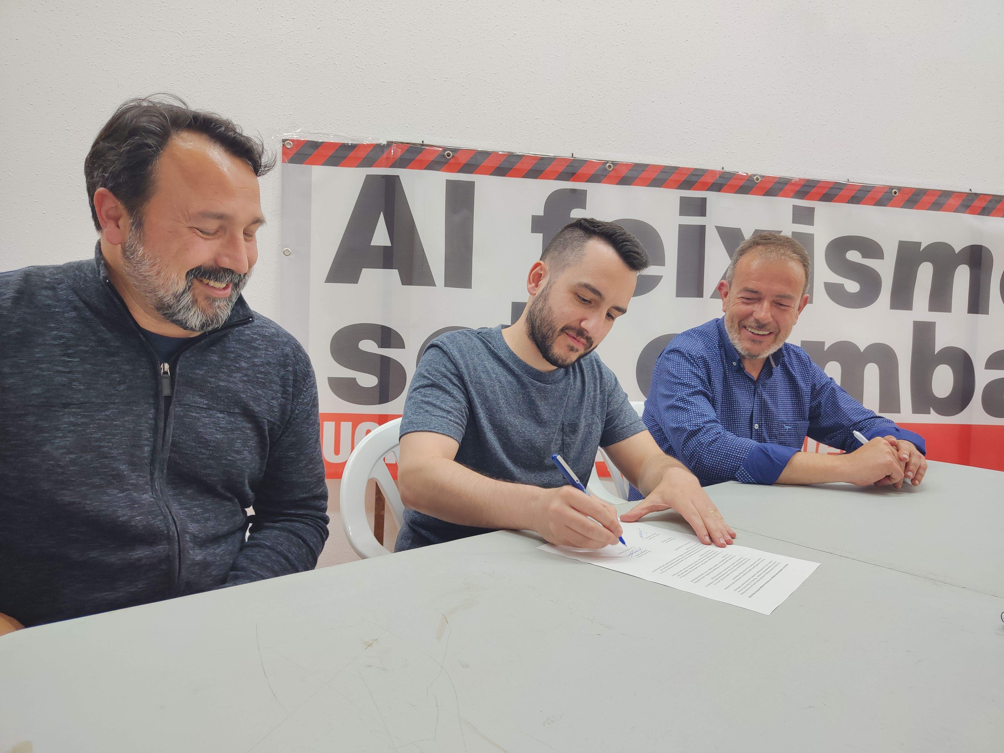 Albert Turon (ERC), Ivan González (Guanyem) i Joan Sánchez (Junts) signan el pacte antifeixista de la UCFR. FOTO: Cedida