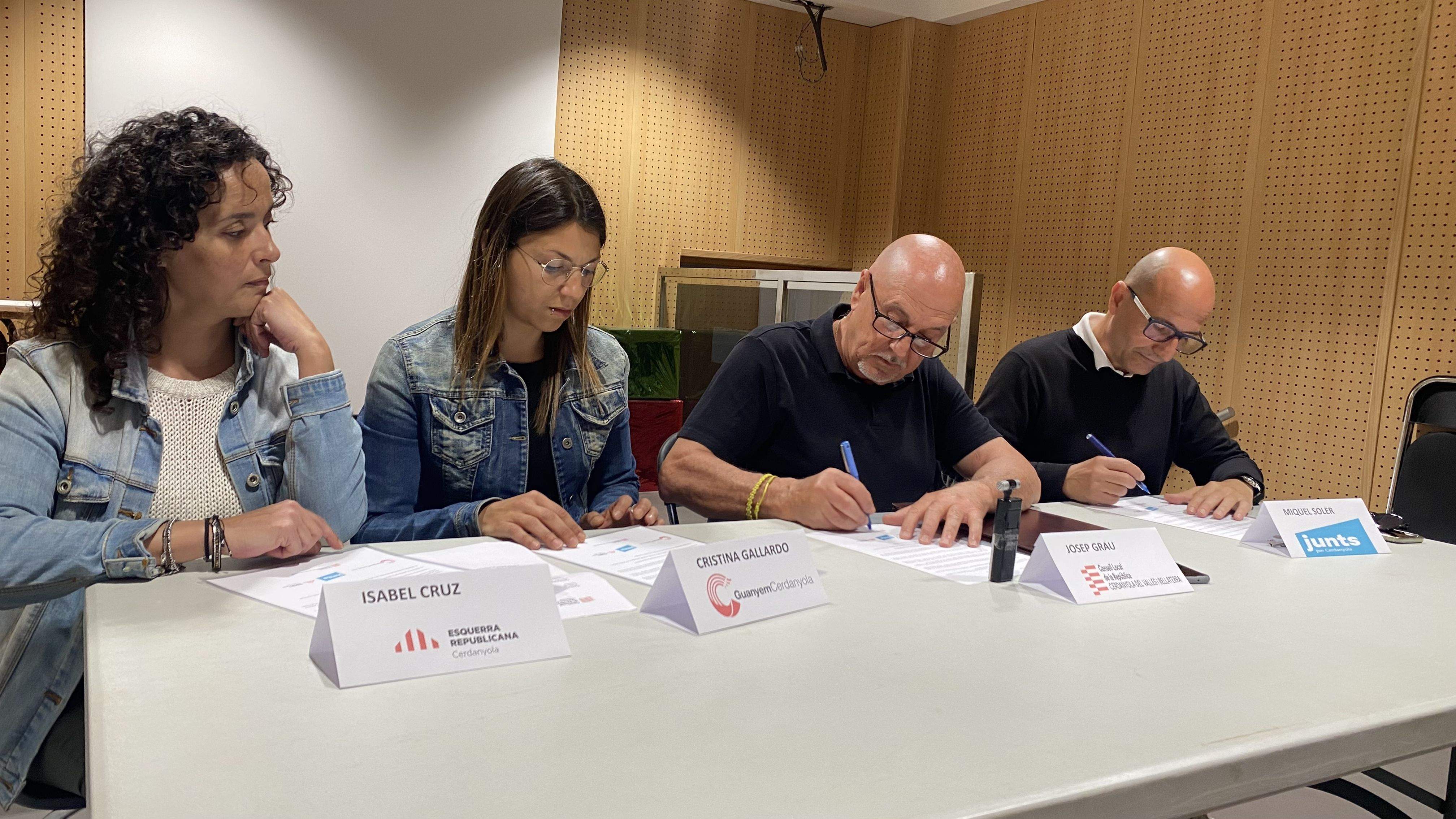 Representants d'ERC, Guanyem, Junts i el Consell de la República signen un acord de compromís amb el procés d'autodeterminació. FOTO: Mónica GM