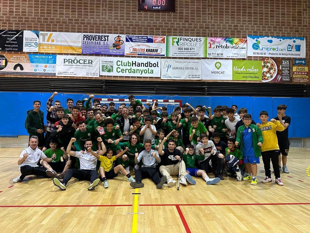 Jugadors i aficionats celebren la classificació per a la Final Four de la Copa Catalunya. FOTO: Cerdanyola FC