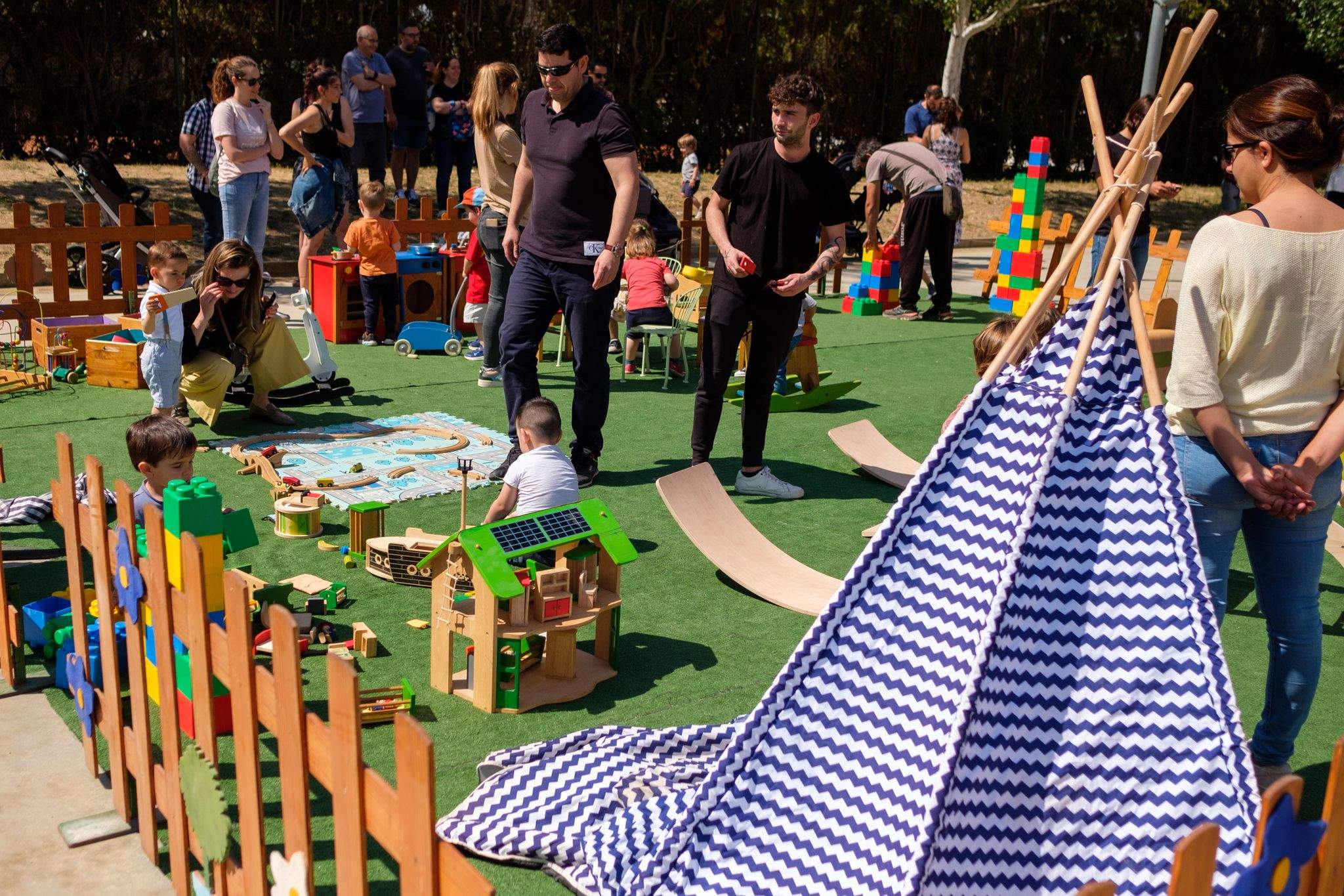 Parc infantil i activitats al Parc Xarau durant el Roser de Maig. FOTO: Ale Gómez