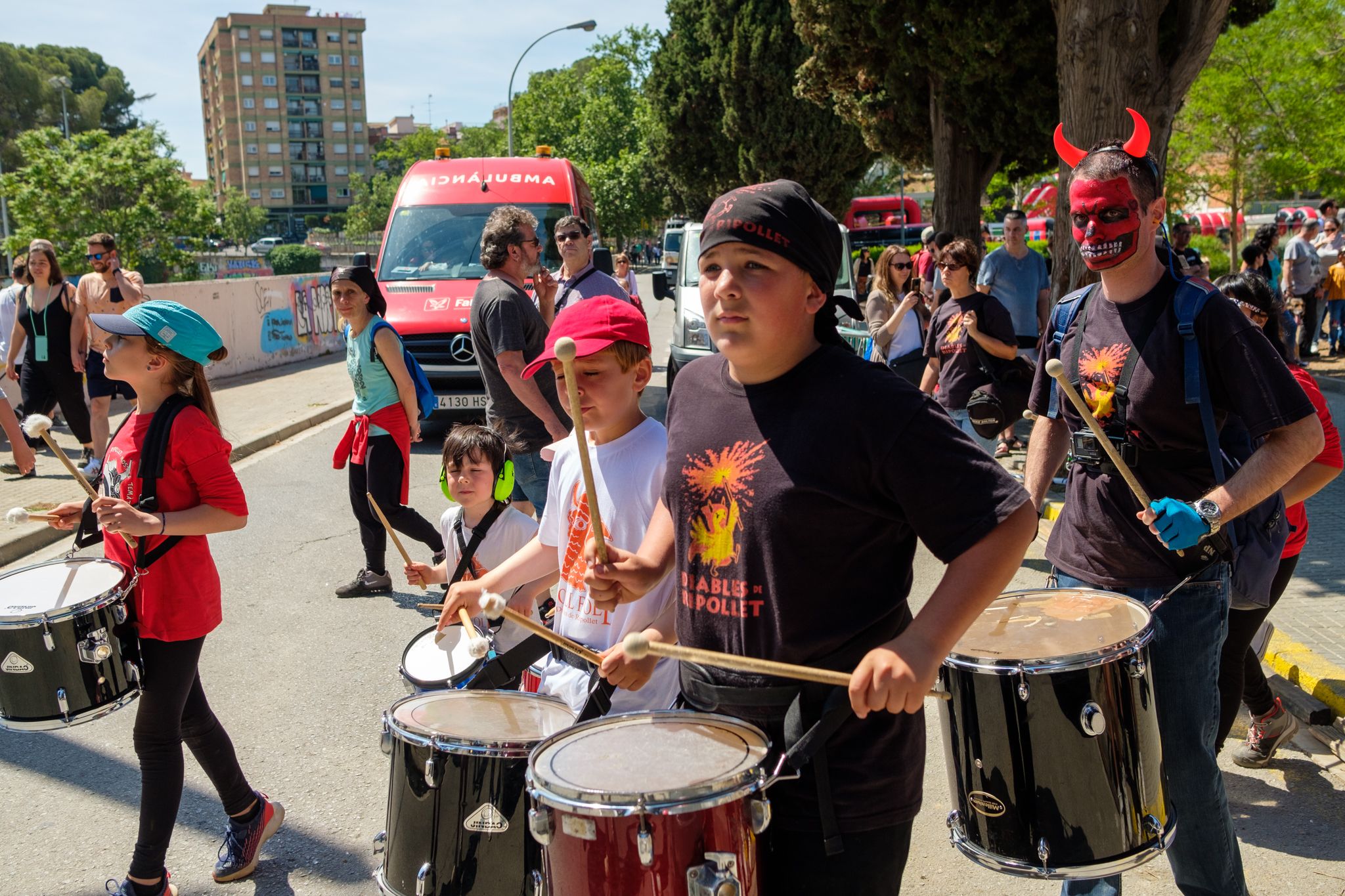 Cercavila de les bèsties de foc al Roser de Maig. FOTO: Ale Gómez