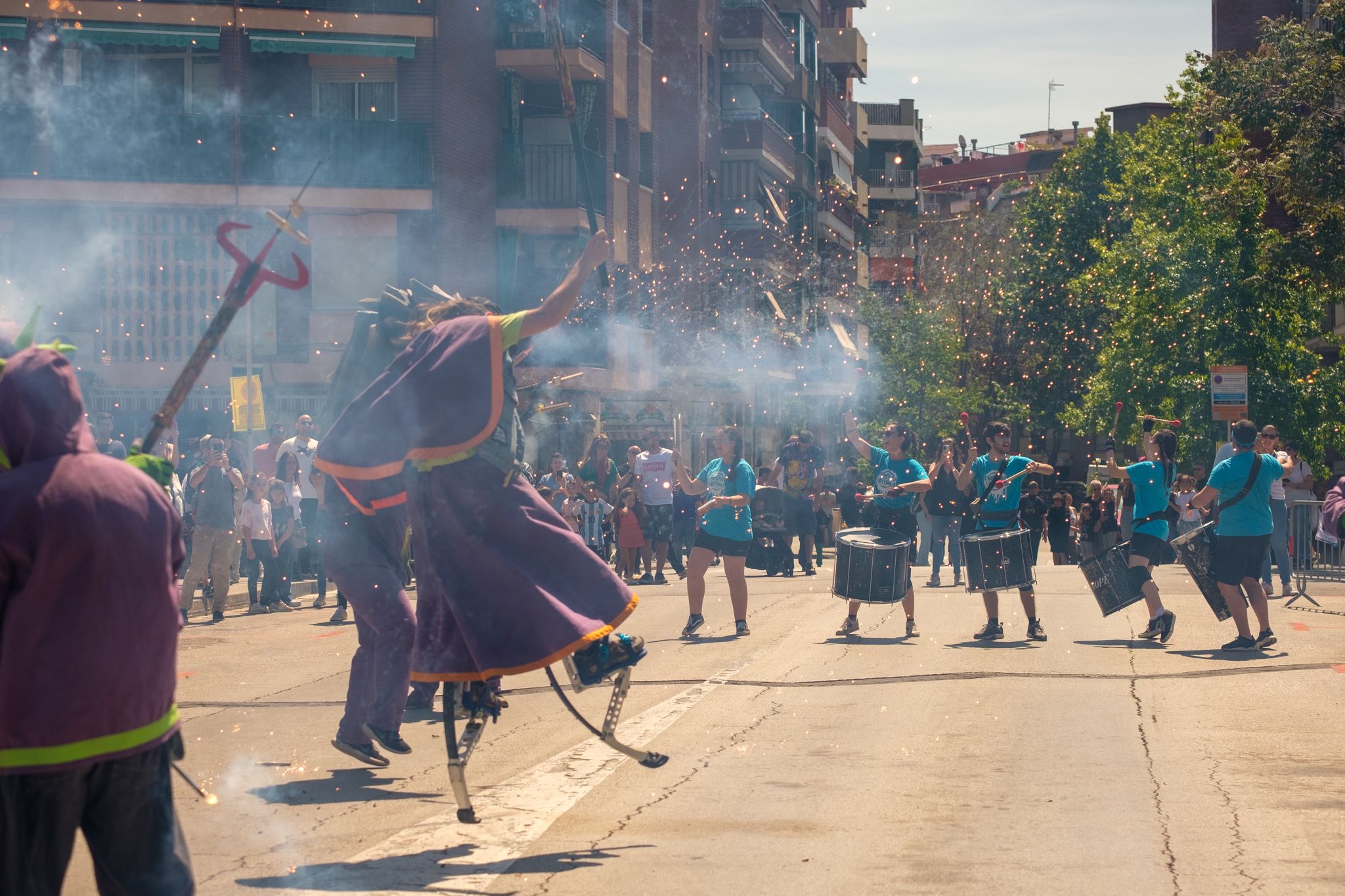 Cercavila de les bèsties de foc al Roser de Maig. FOTO: Ale Gómez