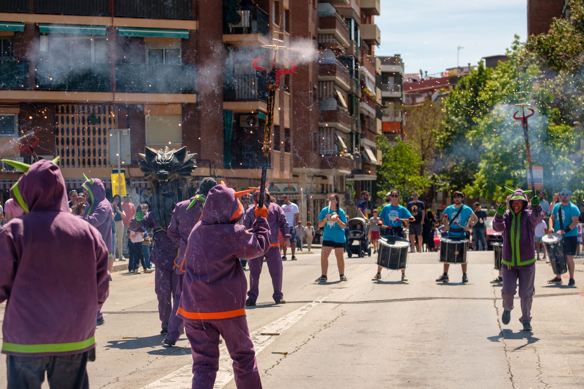 Cercavila de les bèsties de foc al Roser de Maig. FOTO: Ale Gómez