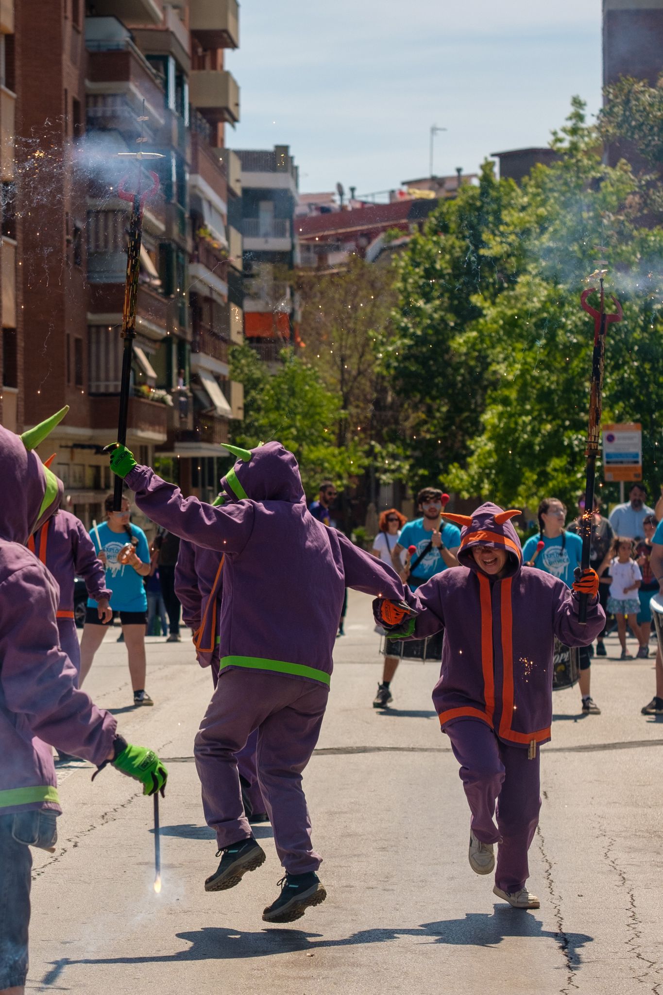 Cercavila de les bèsties de foc al Roser de Maig. FOTO: Ale Gómez