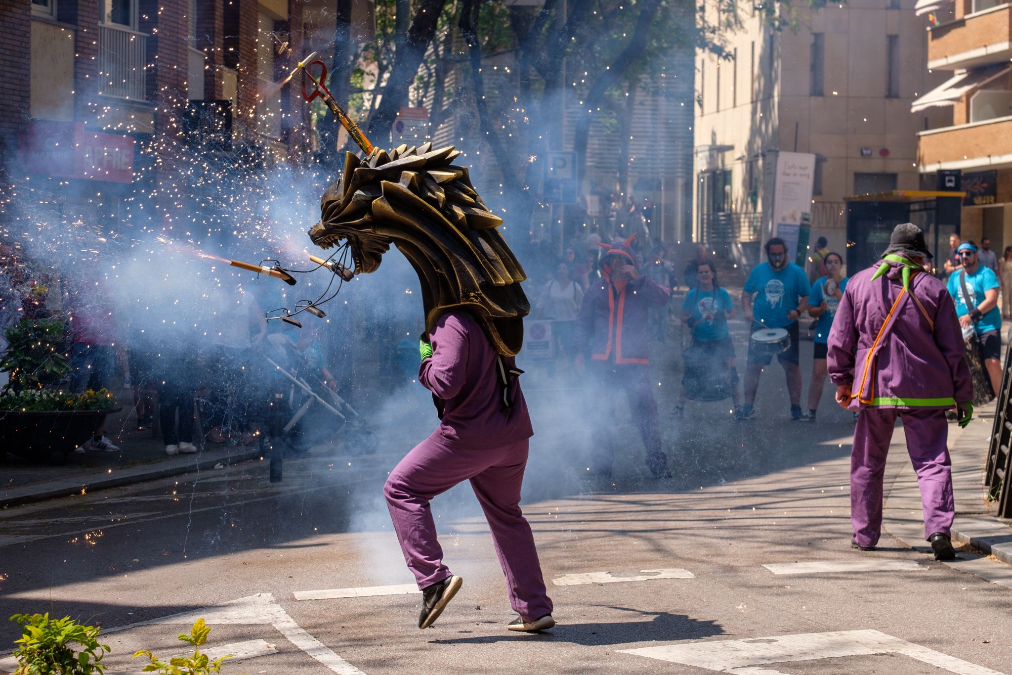 Cercavila de les bèsties de foc al Roser de Maig. FOTO: Ale Gómez