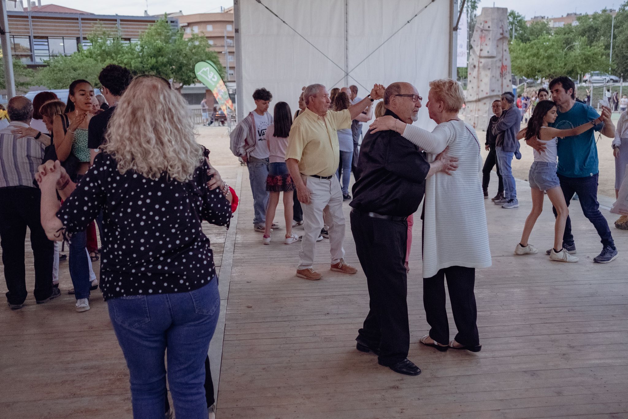 Ball del fanalet del Roser de Maig al Parc Xarau. FOTO: Ale Gómez
