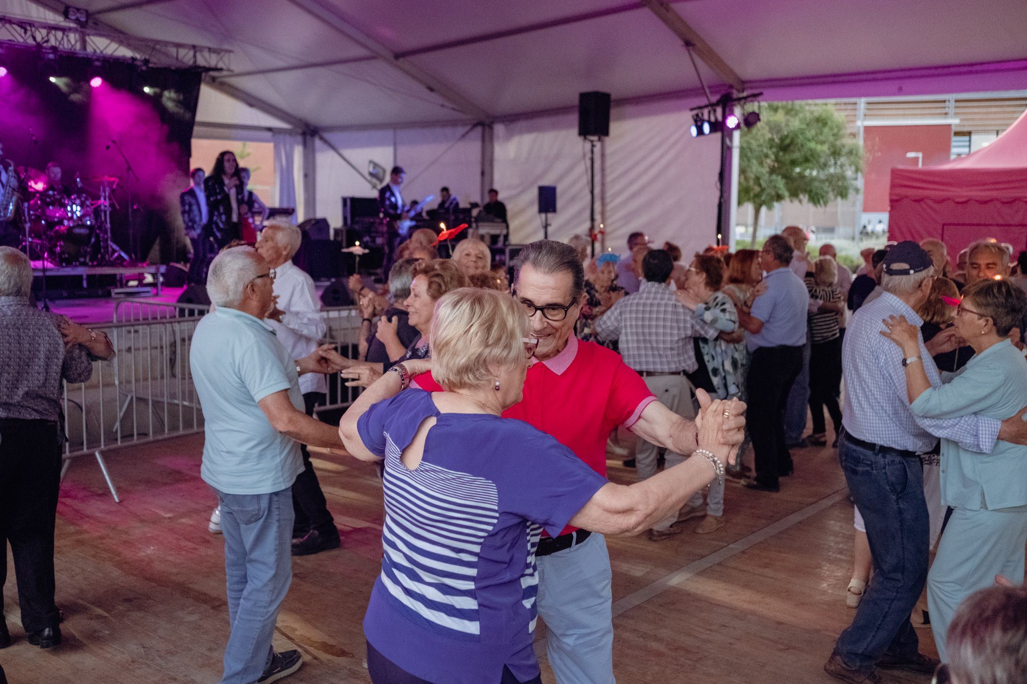 Ball del fanalet del Roser de Maig al Parc Xarau. FOTO: Ale Gómez