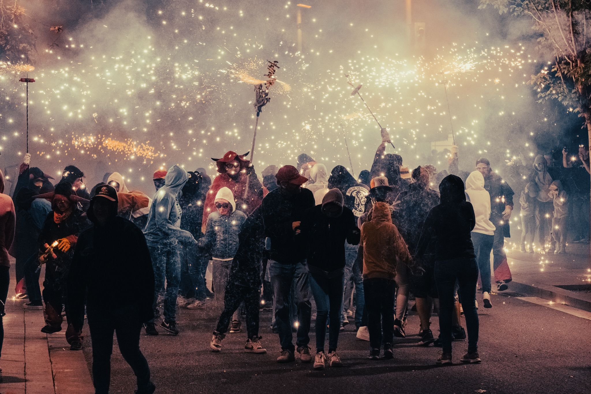 Correfoc dels Joves Diables a la Festa Major del Roser de Maig. FOTO: Ale Gómez