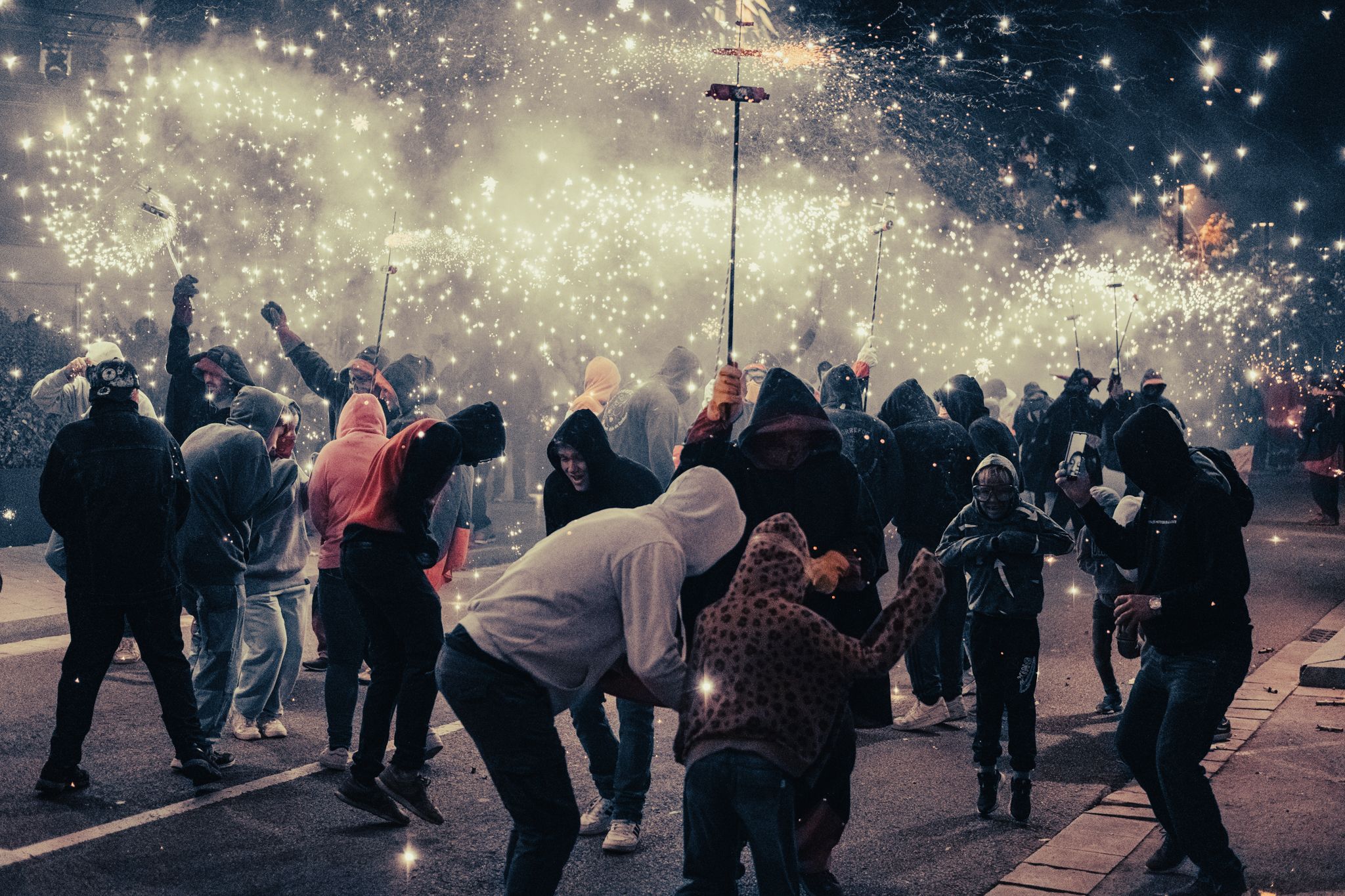 Correfoc dels Joves Diables a la Festa Major del Roser de Maig. FOTO: Ale Gómez