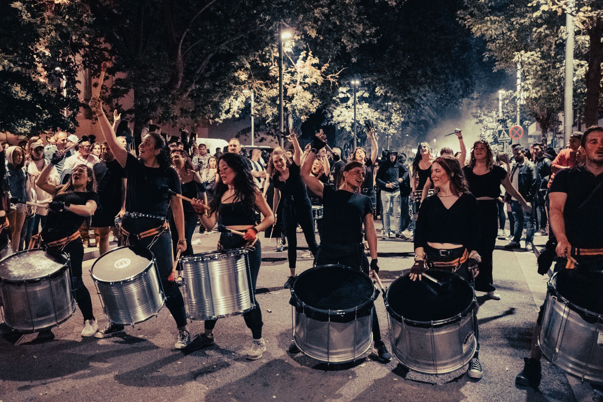 Batúcamela al correfoc dels Joves Diables a la Festa Major del Roser de Maig passat. FOTO: Ale Gómez