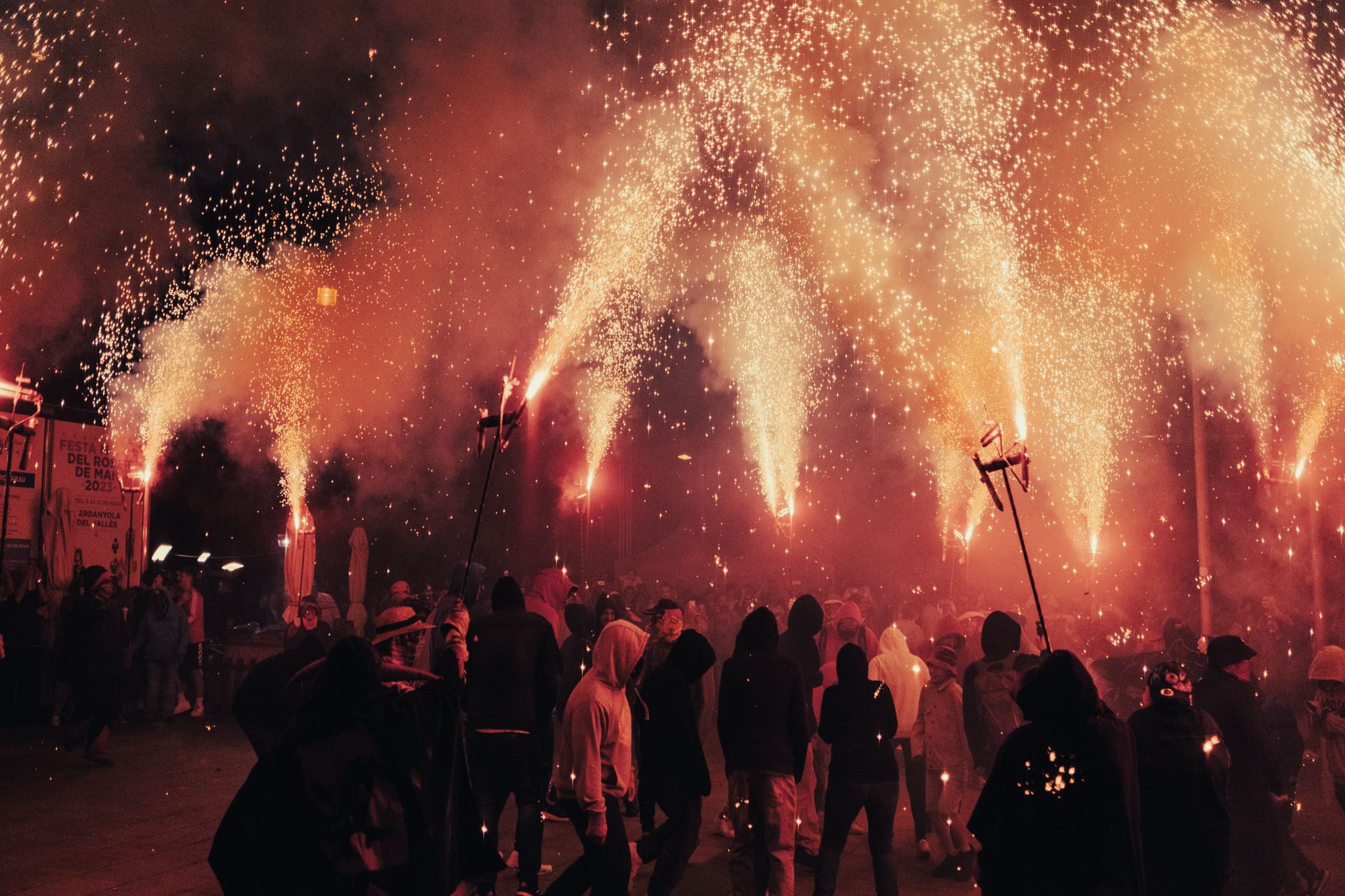 Correfoc dels Joves Diables a la Festa Major del Roser de Maig. FOTO: Ale Gómez