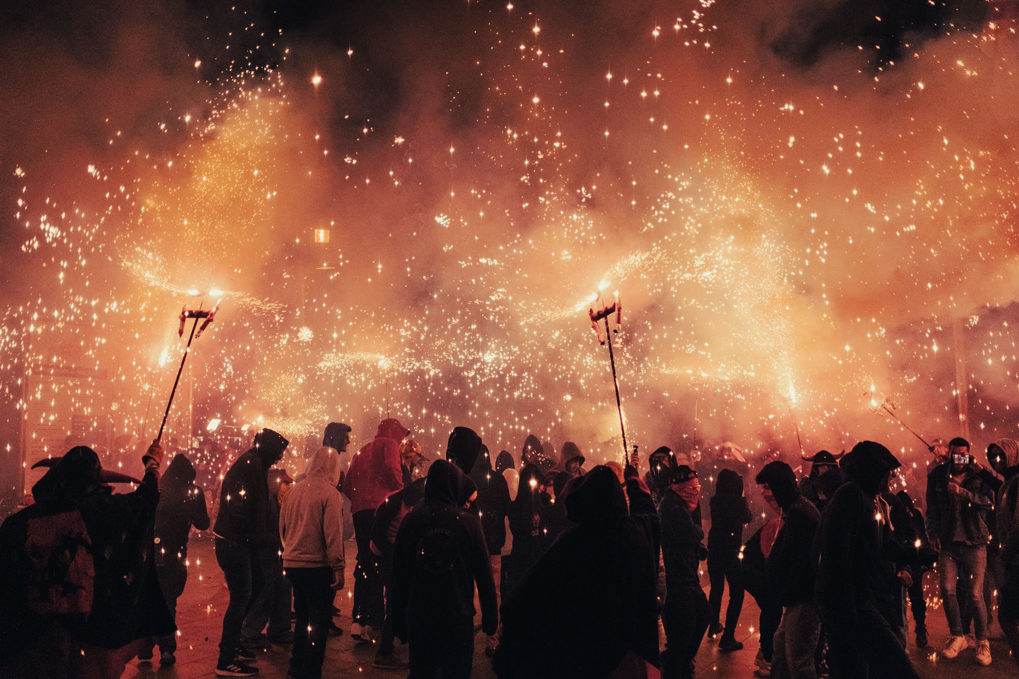 Correfoc dels Joves Diables a la Festa Major del Roser de Maig. FOTO: Ale Gómez