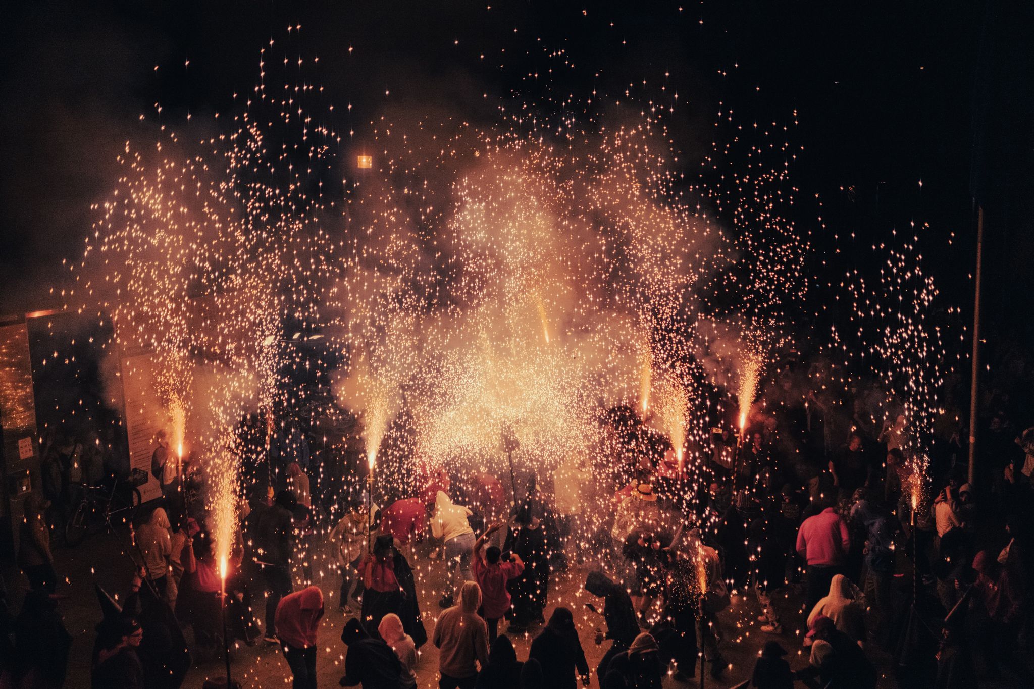 Correfoc dels Joves Diables a la Festa Major del Roser de Maig. FOTO: Ale Gómez