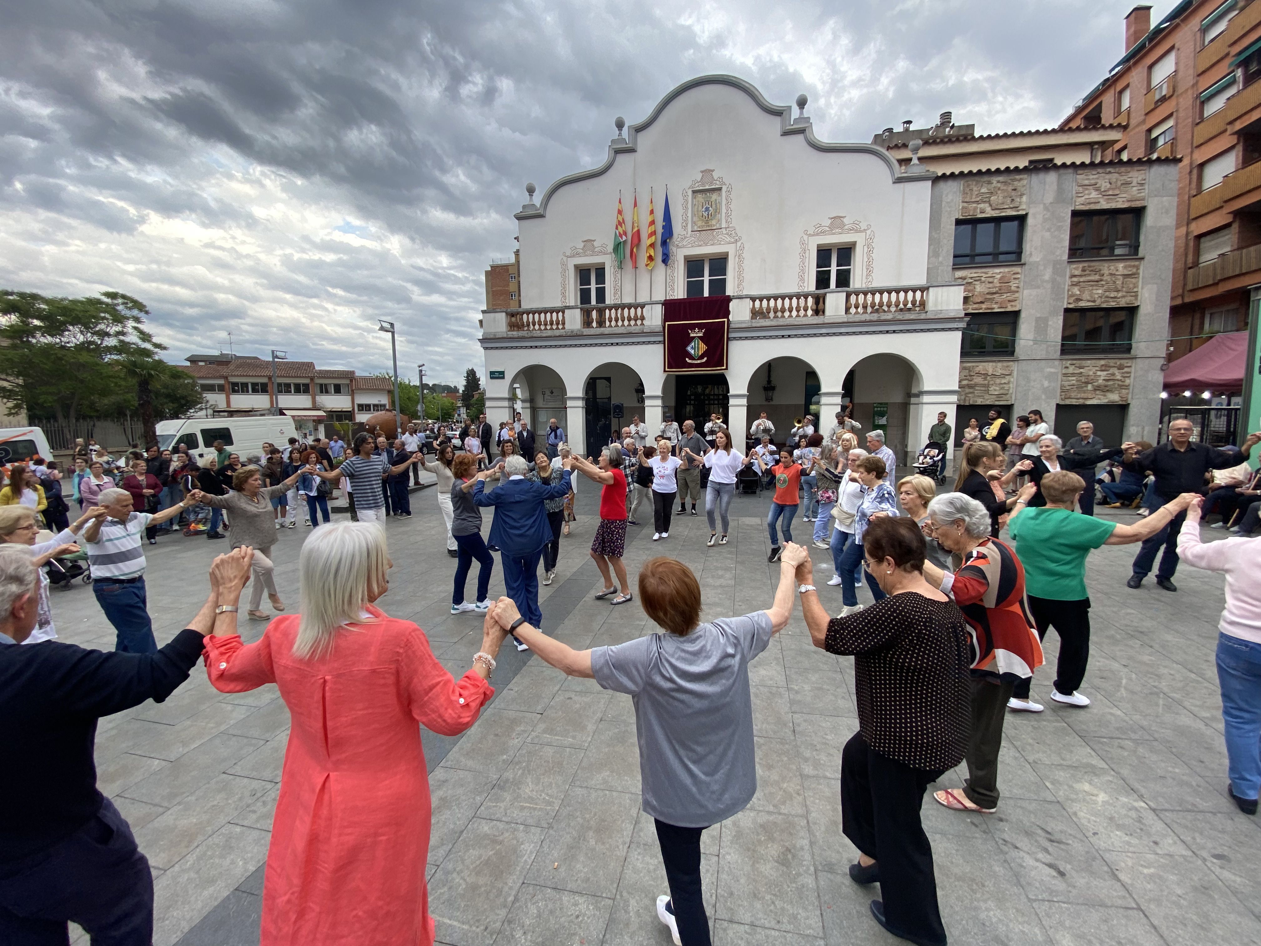 Ballada de sardanes del Roser de Maig. FOTO: Mónica GM