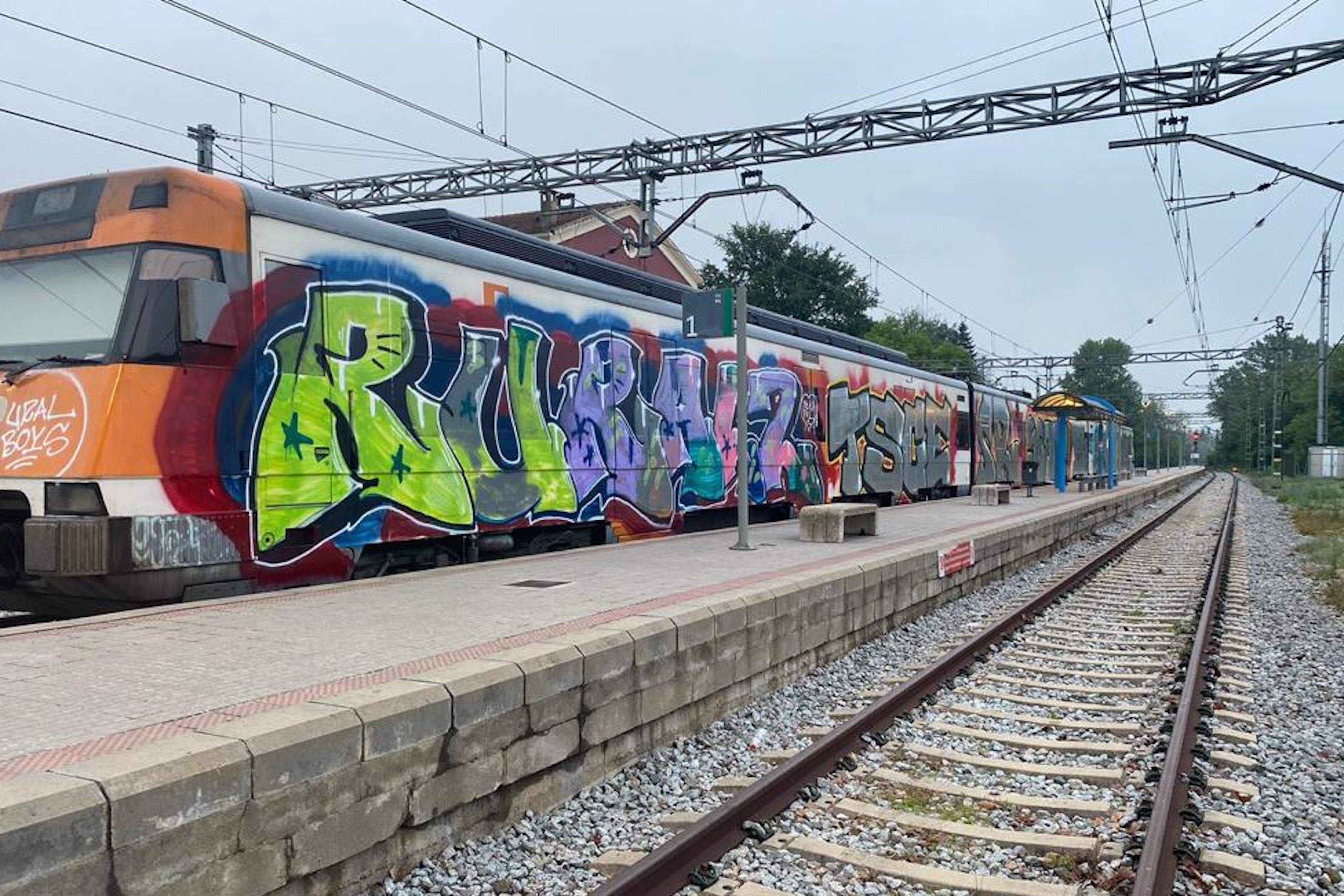 Trens pintats a Manlleu per grafiters després de l'incendi en una catenària. FOTO: Cedida a l'ACN per la Policia Local de Manlleu