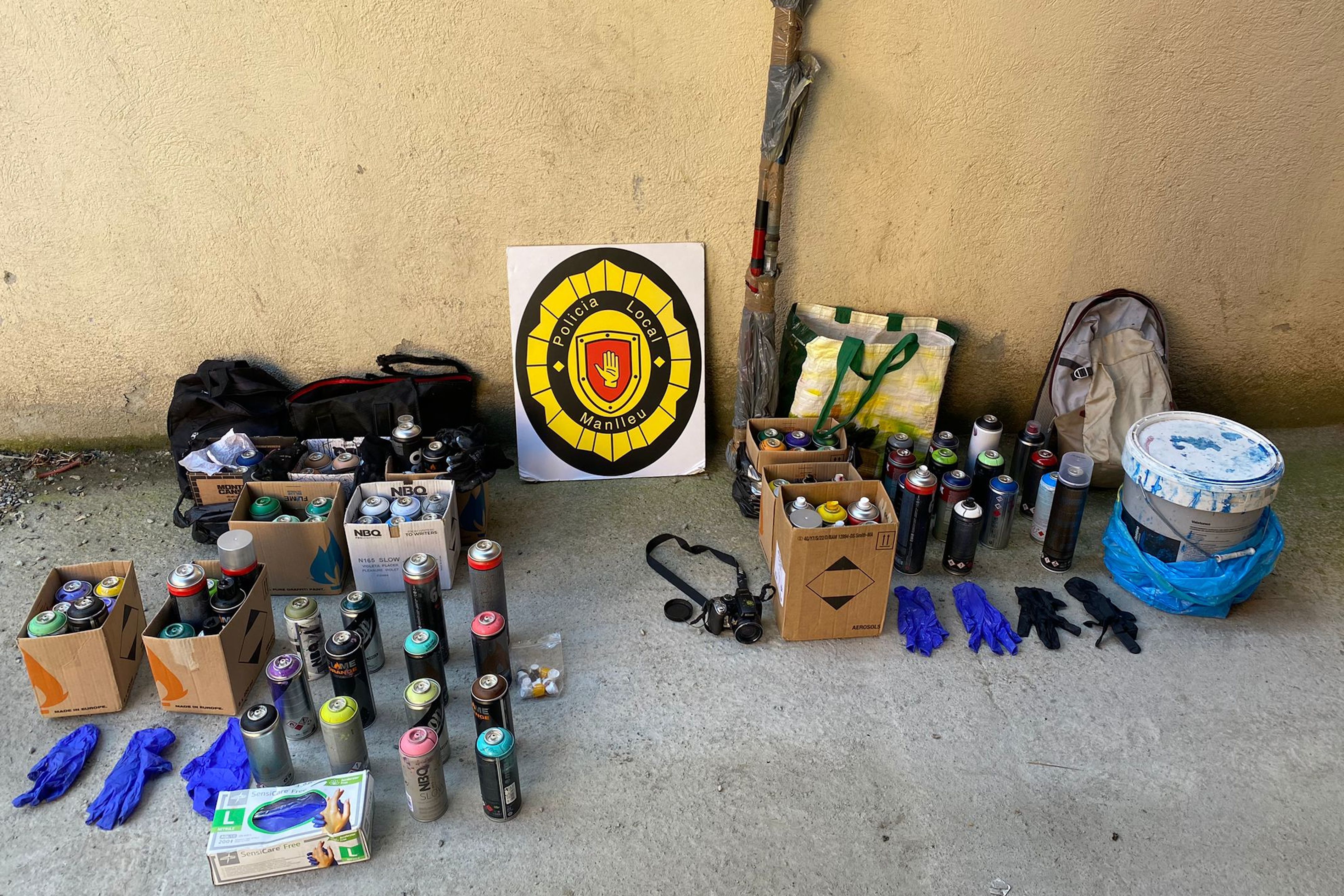 Material confiscat a grafiters de Cerdanyola i Granollers que pintaven trens a Manlleu. FOTO: Cedida a l'ACN per la Policia Local de Manlleu Material confiscat a grafiters de Cerdanyola i Granollers que pintaven trens a Manlleu. FOTO: Cedida a l'ACN per la Policia Local de Manlleu