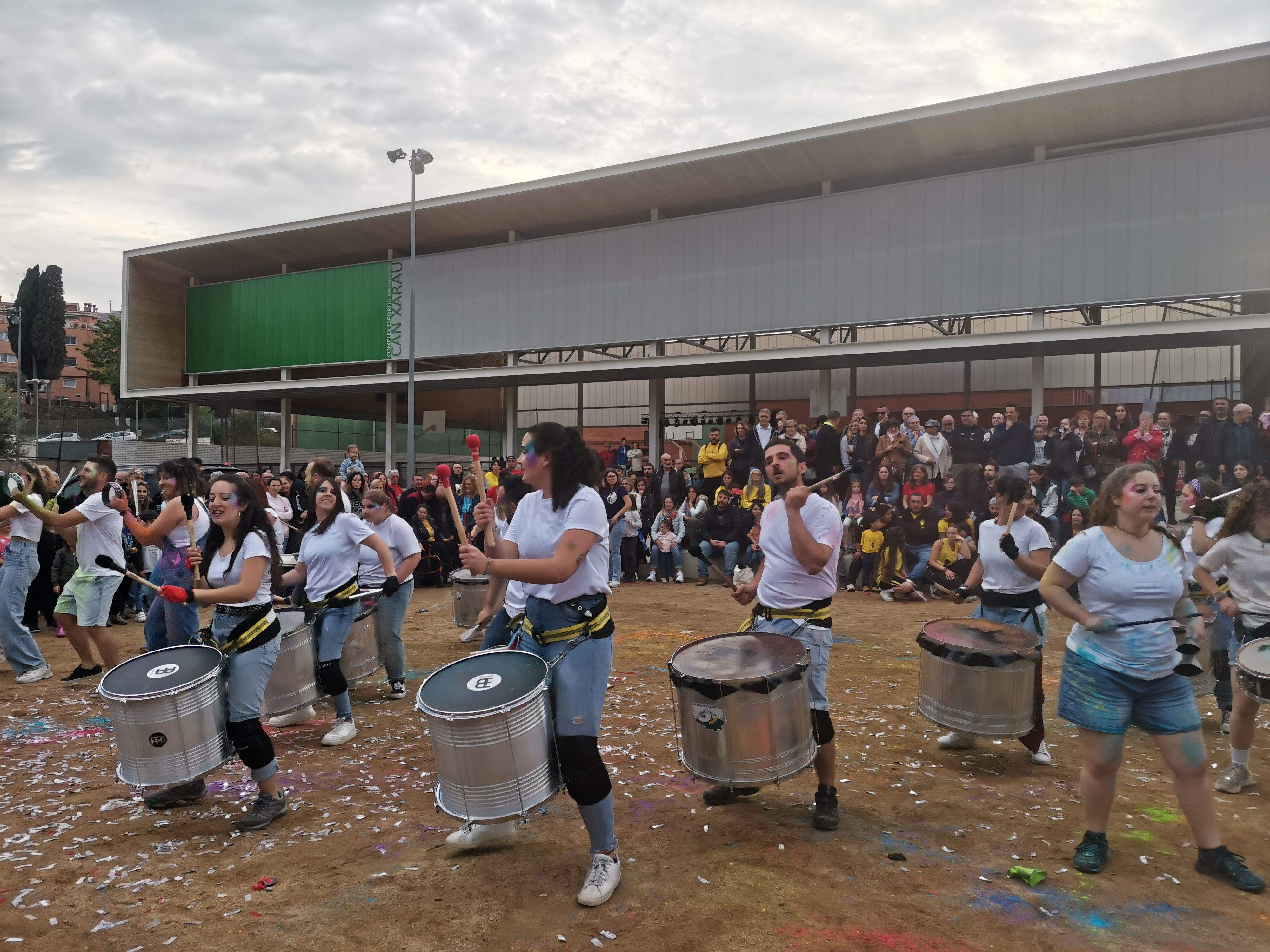 Els Batúcamela han fet ballar a Cerdanyola amb la seva percussió. FOTO: Guillem Barrera