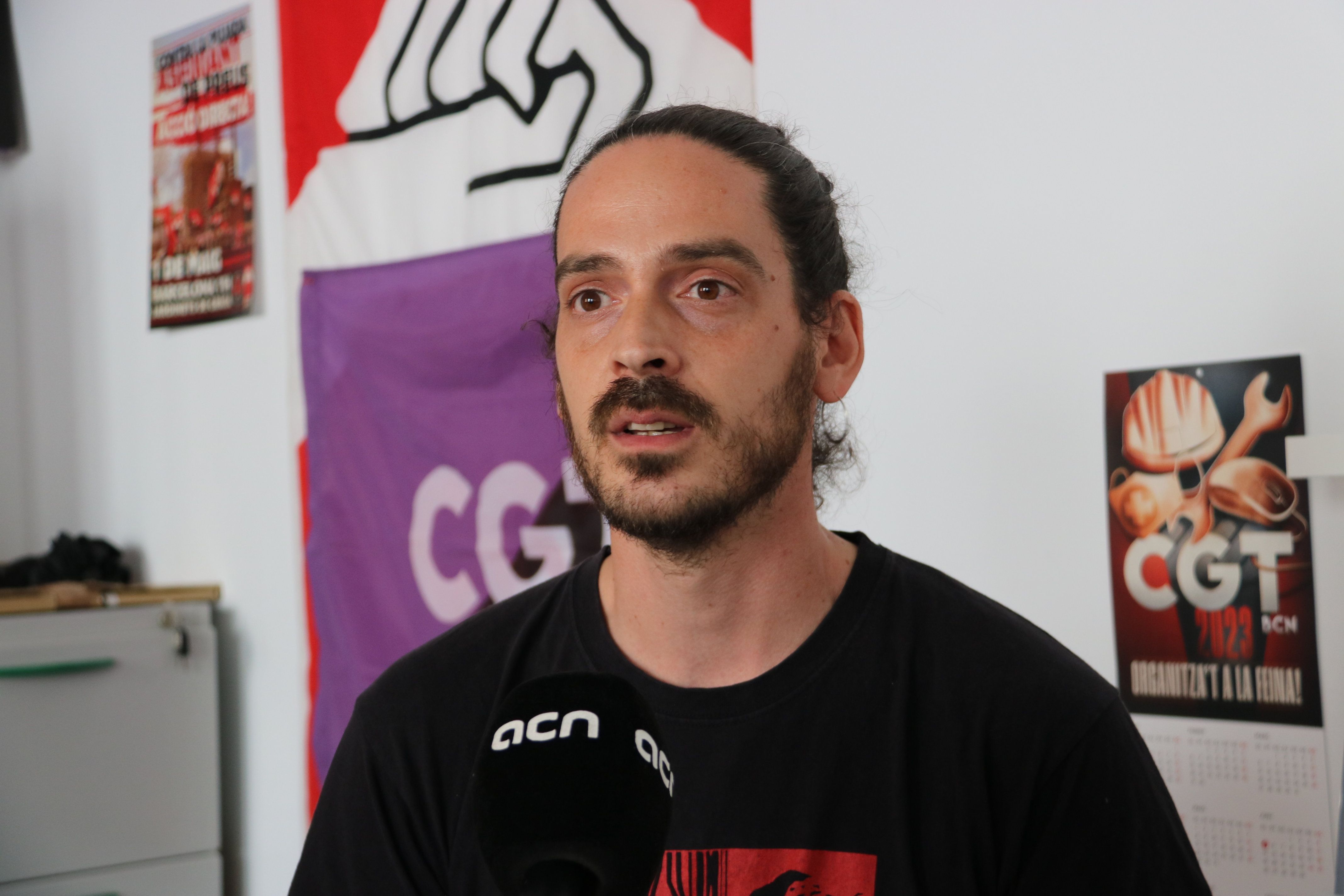 AgustÍn Yáñez, portaveu dels treballadors de la residència Joan XXIII i membre de la CGT, durant l'atenció als mitjans. FOTO: Berta Fàbregas (ACN)