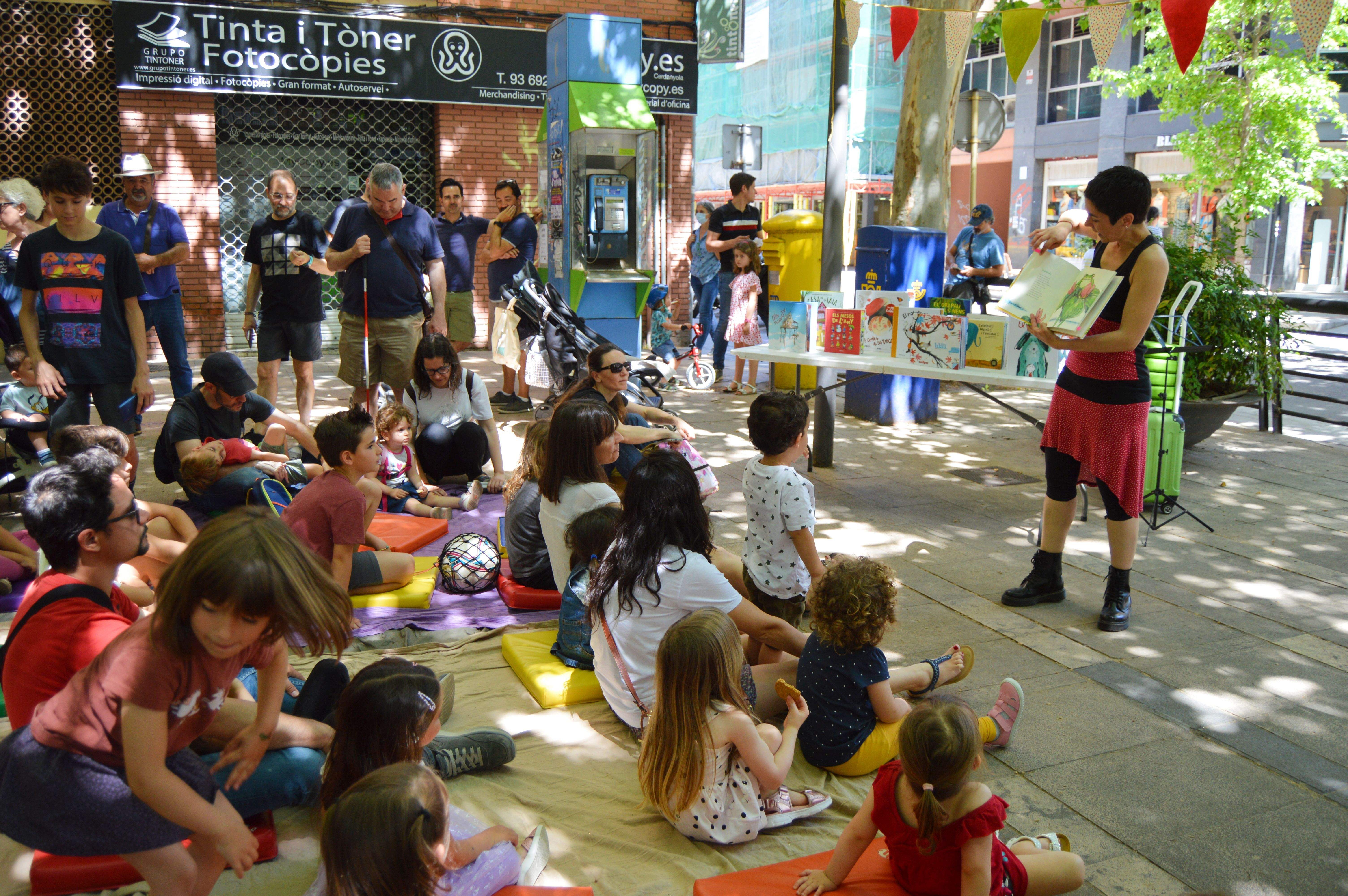Infants arreplegats al voltant de la contacontes convidada a la 5a Festa de la Il·lustració. FOTO: Nora Muñoz Otero
