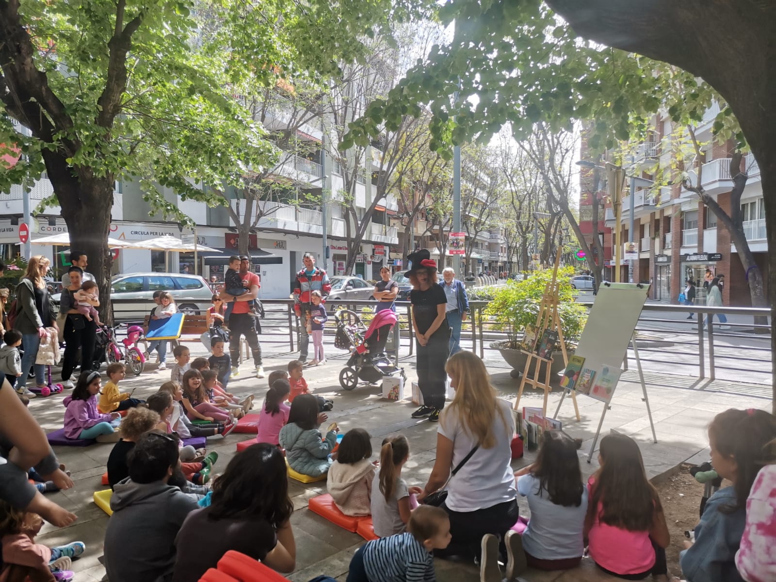 Laberta Delpoblet i Vivim del Cuentu han animat el matí a la plaça Enric Granados. FOTO: Guillem Barrera