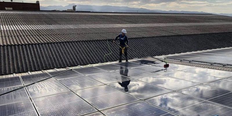 Neteja Solar ofereix un manteniment preventiu de plaques solars fotovoltaiques. FOTO: Cedida
