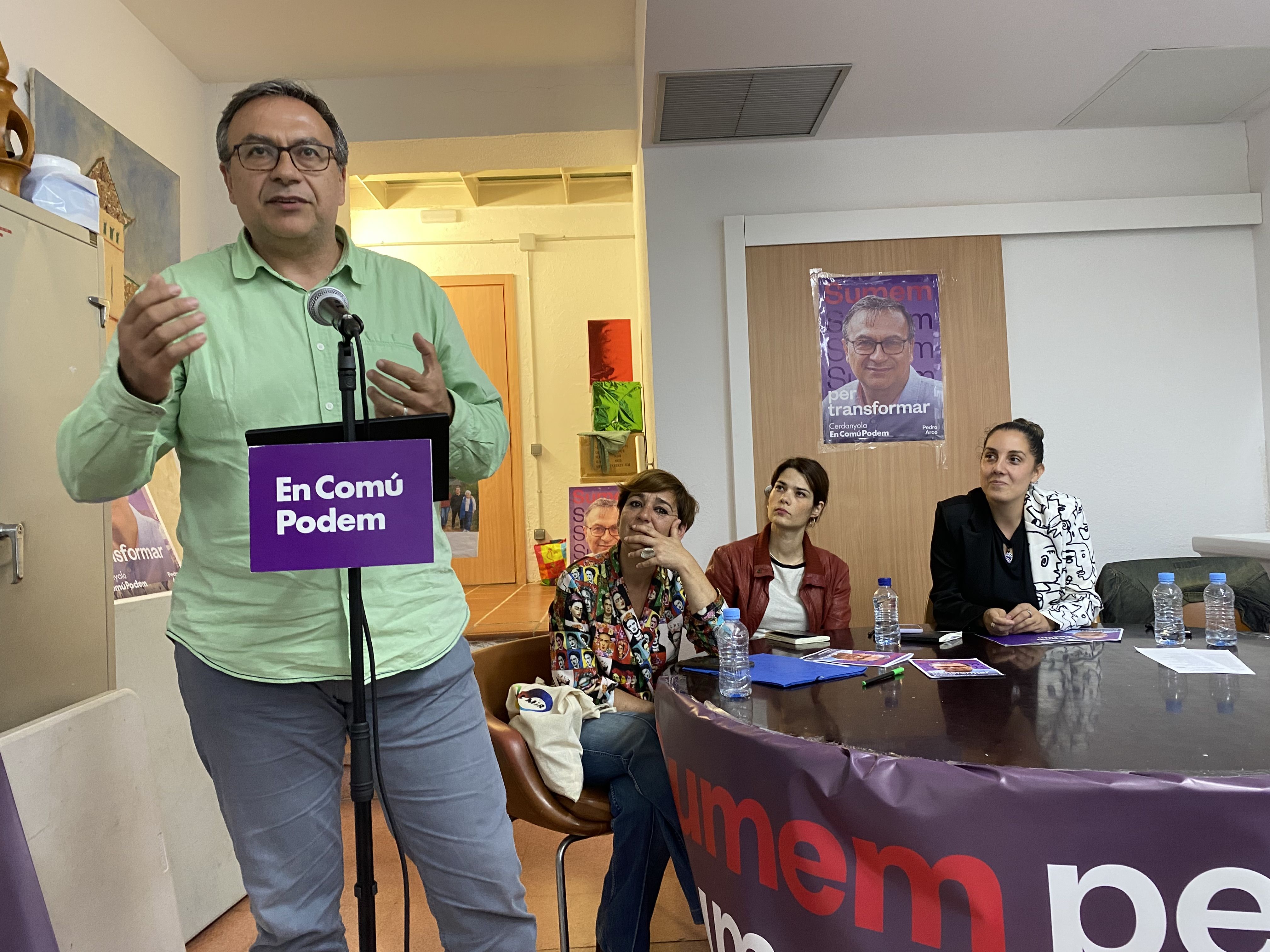 Pedro Arco davant una cinquantena de persones a l'AV Sant Ramon. FOTO: Mónica GM