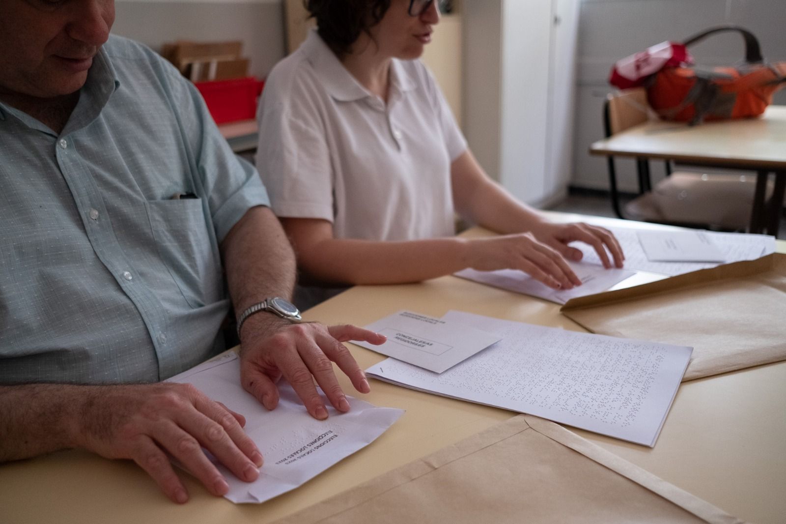 Dos cerdanyolencs voten amb el kit accessible a les eleccions municipals 2023. FOTO: Ale Gómez