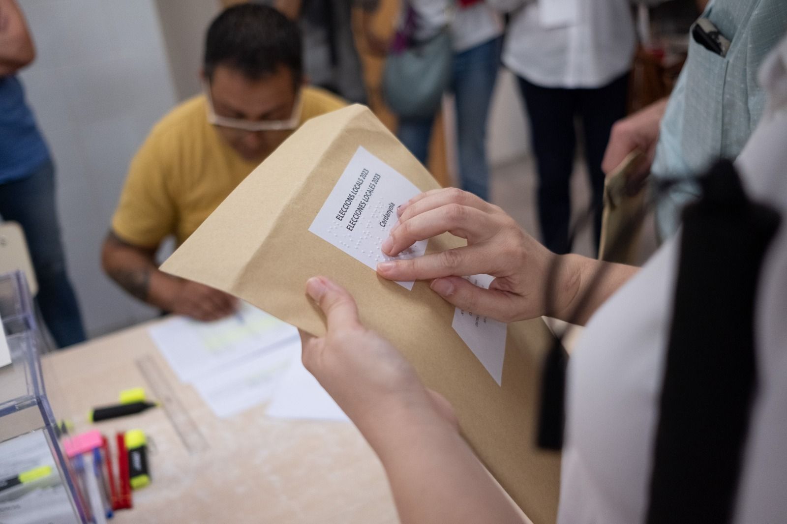 El kit de vot accessible inclou escriptura en braille. FOTO: Ale Gómez