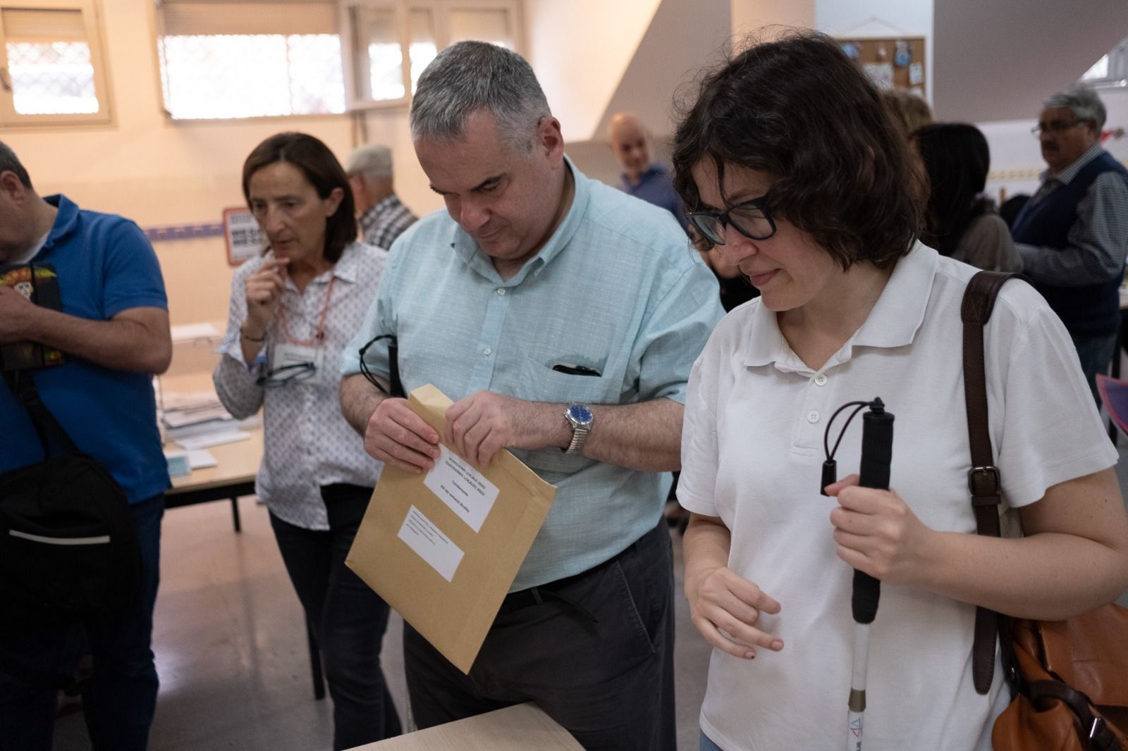 Els cerdanyolencs José Ángel Carrey i Meritxell Aymerich han votat de forma autònoma i secreta a l'escola municipal La Sínia. FOTO: Ale Gómez