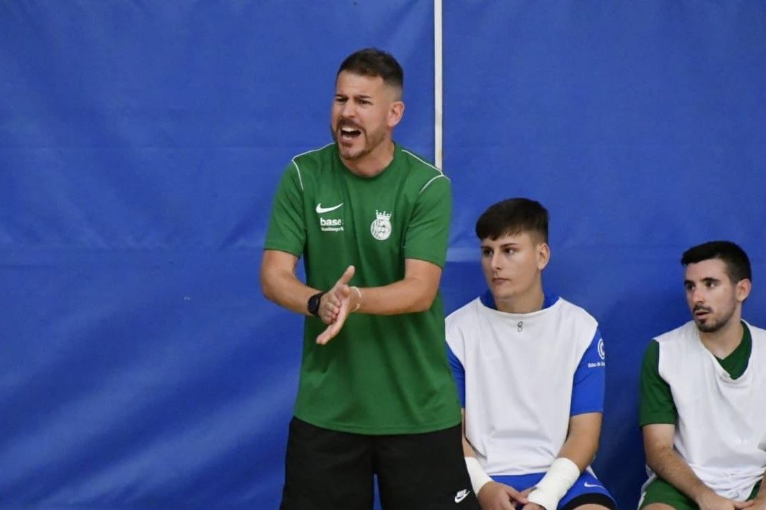 L'entrenador Santi Lara en un partiti del Cerdanyola FC de futbol sala. FOTO: Javier Velasco Salas