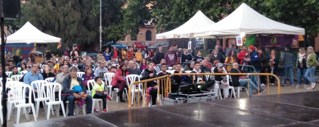 La plaça Sant Ramon tornarà acollir una pantalla gegant per a un partit del Barça. FOTO: Penya Blaugrana Jove de Cerdanyola La plaça Sant Ramon tornarà acollir una pantalla gegant per a un partit del Barça. FOTO: Penya Blaugrana Jove de Cerdanyola