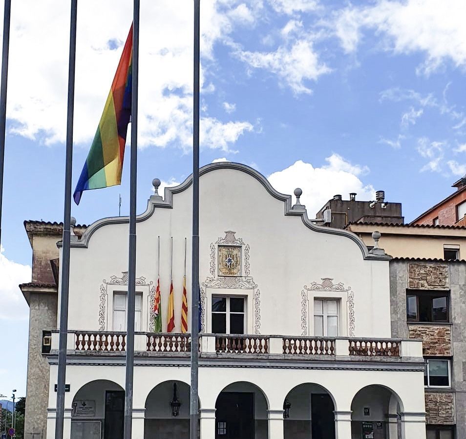 L'Ajuntament de Cerdanyola llueix la bandera del col·lectiu LGTBI+. FOTO: Cedida