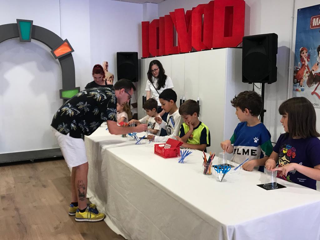 Els infants que s'han acostat a l'acadèmia han pogut gaudir d'un taller de màgia a càrrec del Màgic Pablo i el Mag Igor. FOTO: Guillem Barrera