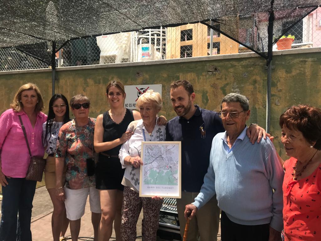 Es va fer entrega d'un obsequi a l'expresidenta de l'Associació de Veïns del barri del Turonet. FOTO: Guillem Barrera