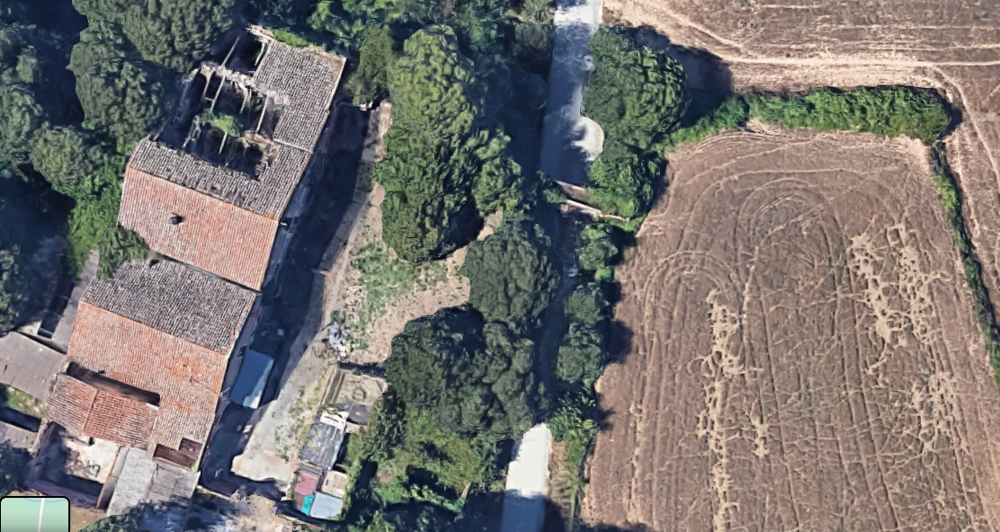 La Masia Can Canaletes1 es troba a l'inici del camí de Can Catà, a prop de l'entrada de Canaletes. 