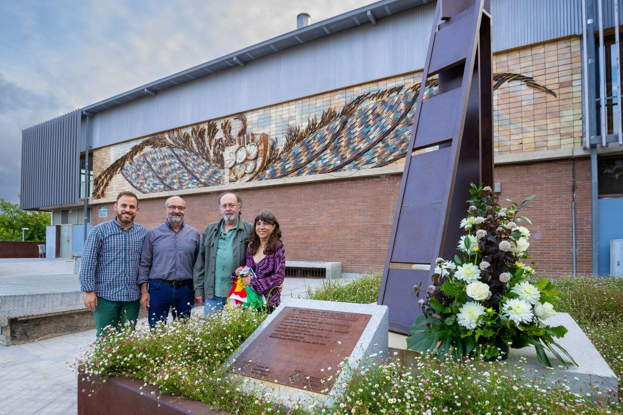 L'alcalde Carlos Cordón; el president de l'Amical, Juan Manuel Calvo; els historiadors del Museu d'Història, Joan Francés i Marta Argelagués fan l'ofrena floral. FOTO: Núria Puentes (Ajuntament)