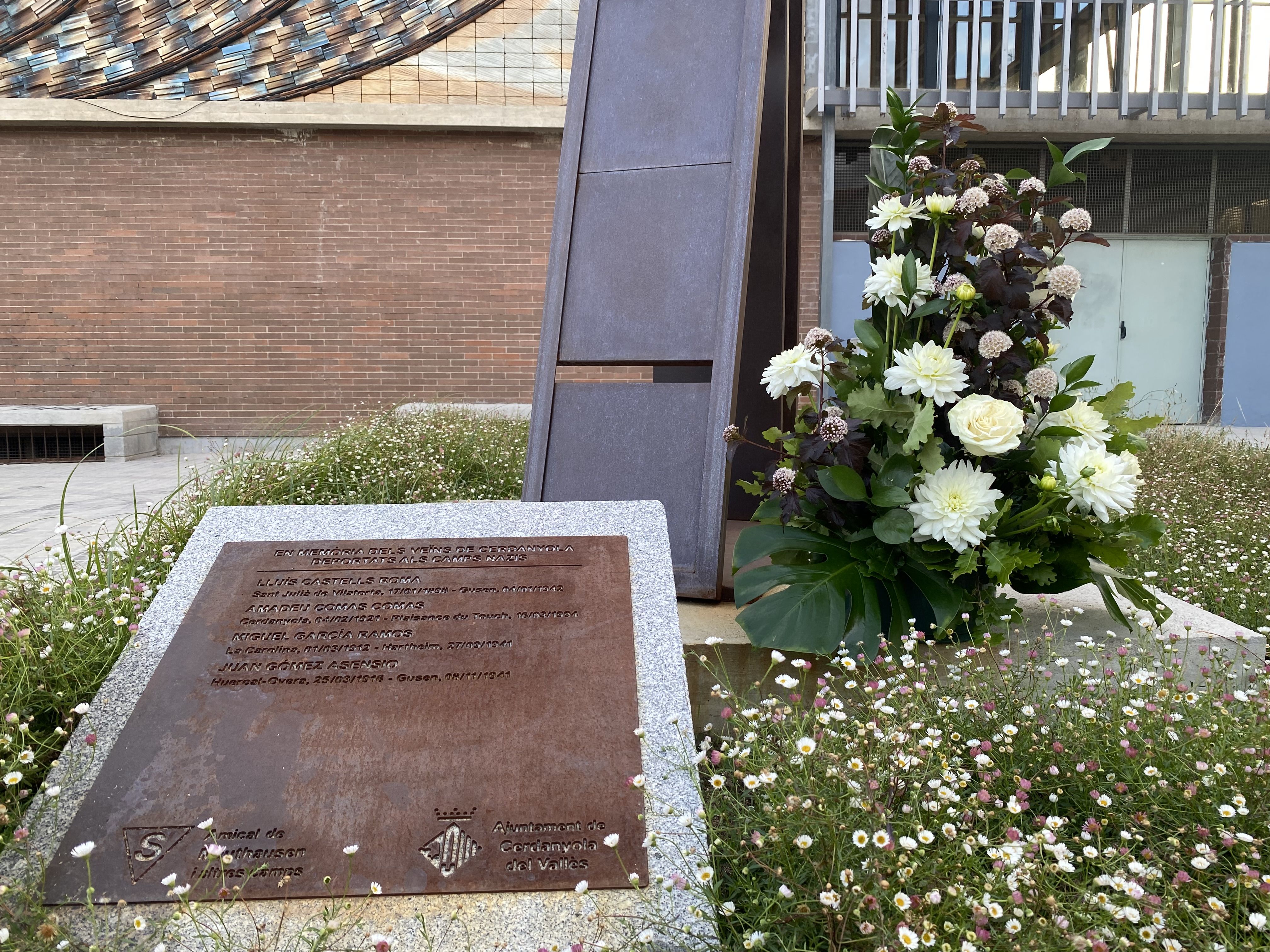 Placa, monument i ofrena als deportats cerdanyolencs. FOTO: Mónica GM