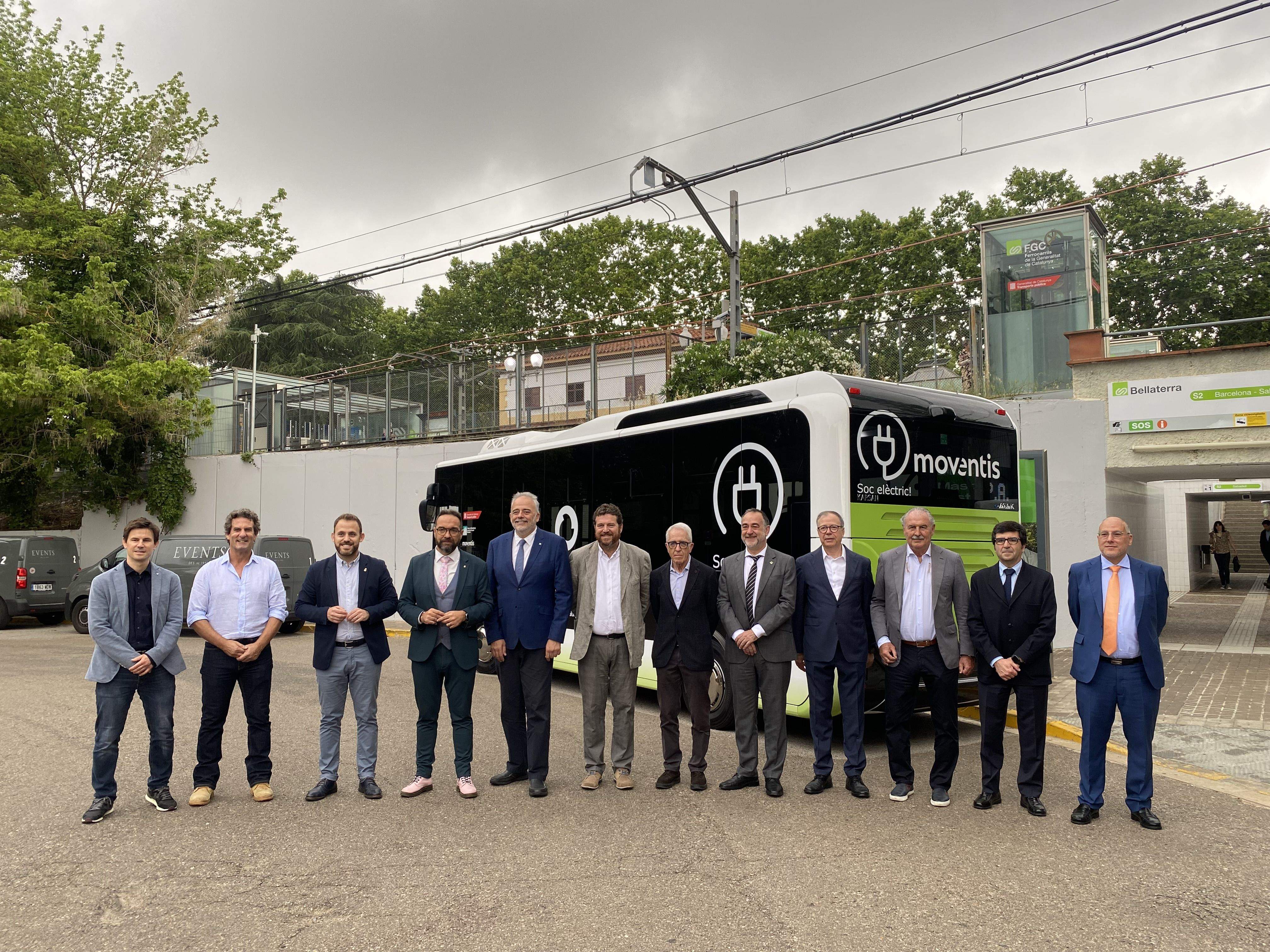 Autoritats i persones vinculades al nou servei d'autobús elèctric. FOTO: Mónica GM Autoritats i persones vinculades al nou servei d'autobús elèctric. FOTO: Mónica GM