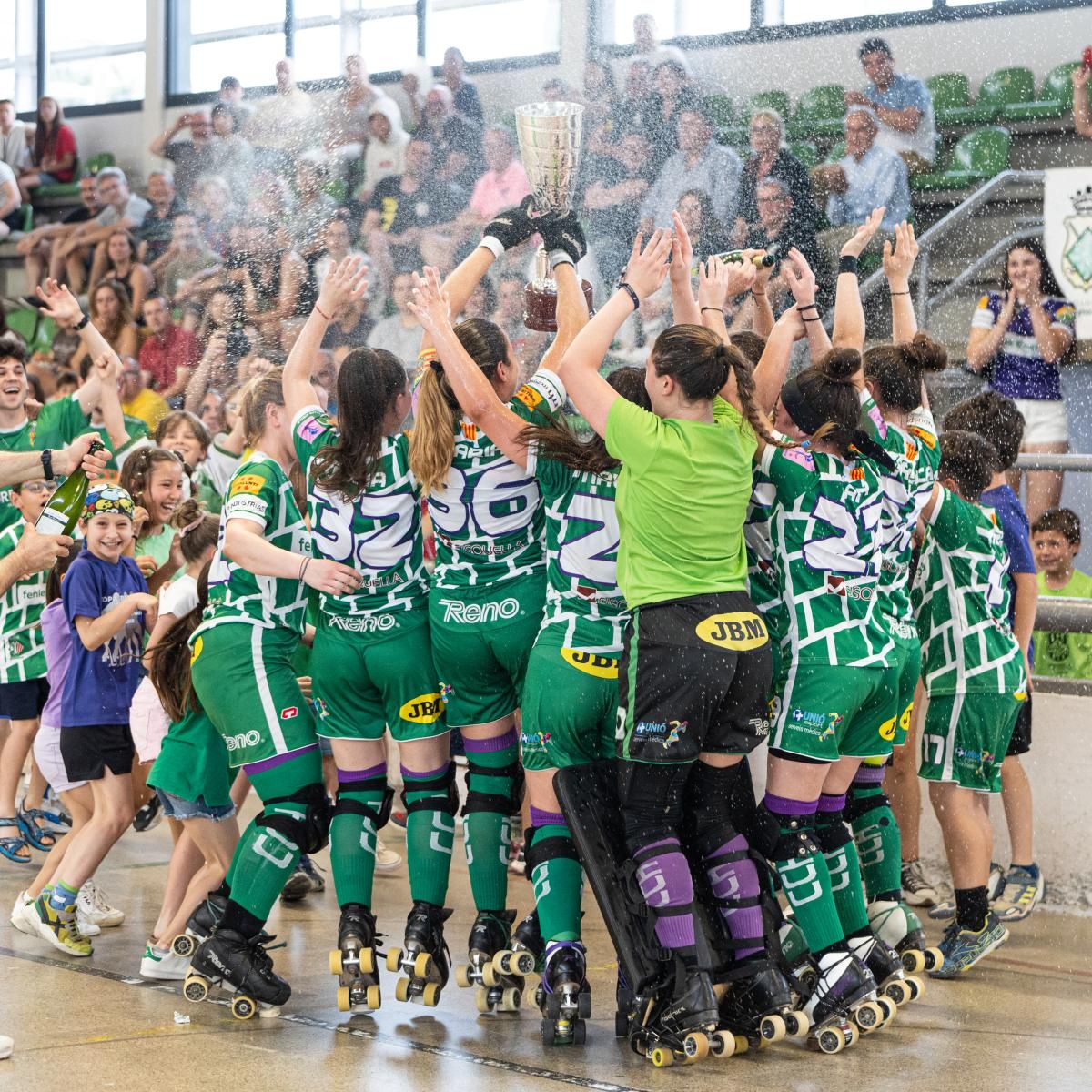 Les jugadores del Cerdanyola CH celebrant el títol. FOTO: Kilian Cátedra (FCPatinatge)