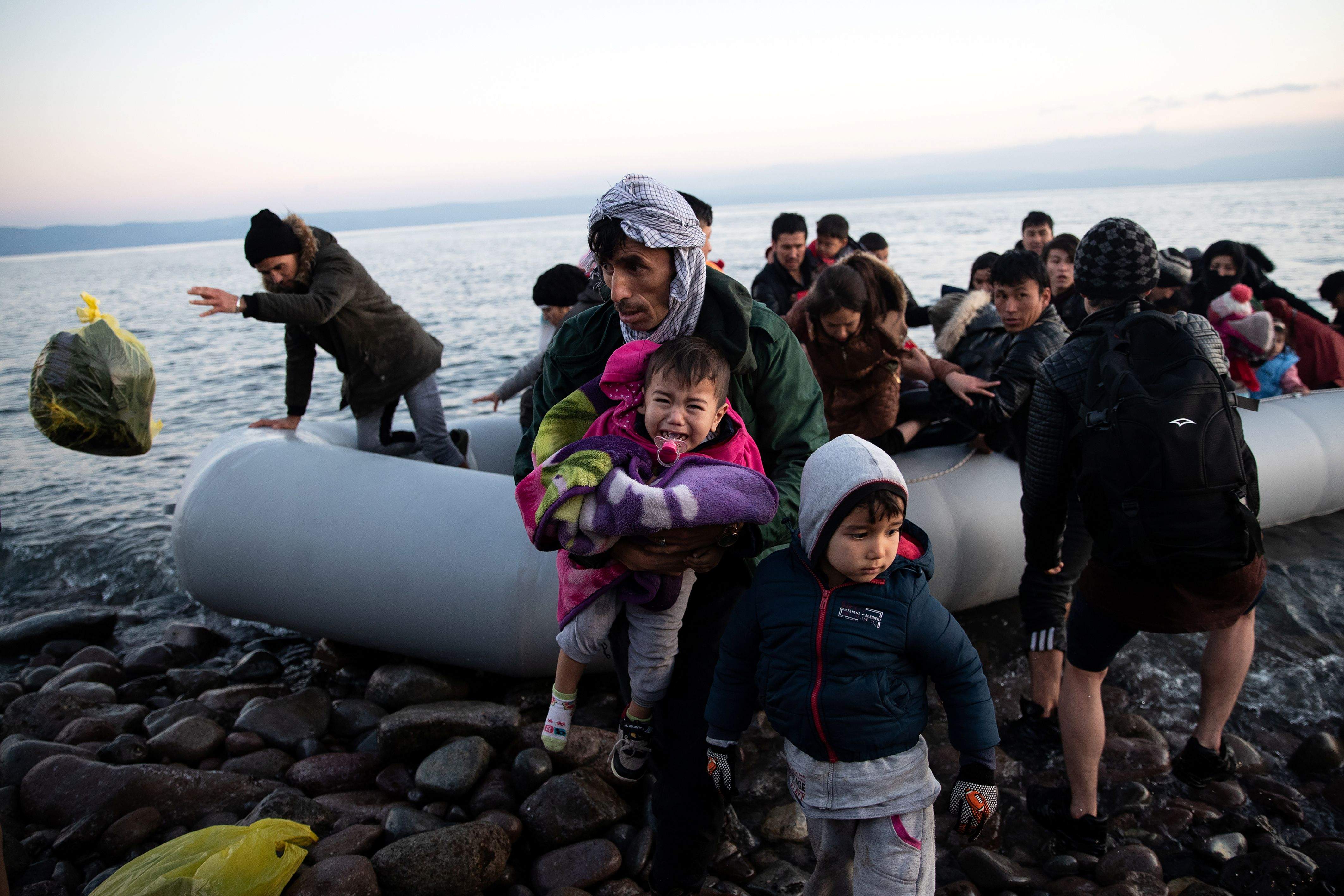 Refugiats procedents d’Afganistan arriben a l’illa de Lesbos després de creuar part del mar Egeu des de Turquia. FOTO:  Alkis Konstantinidis (REUTERS)